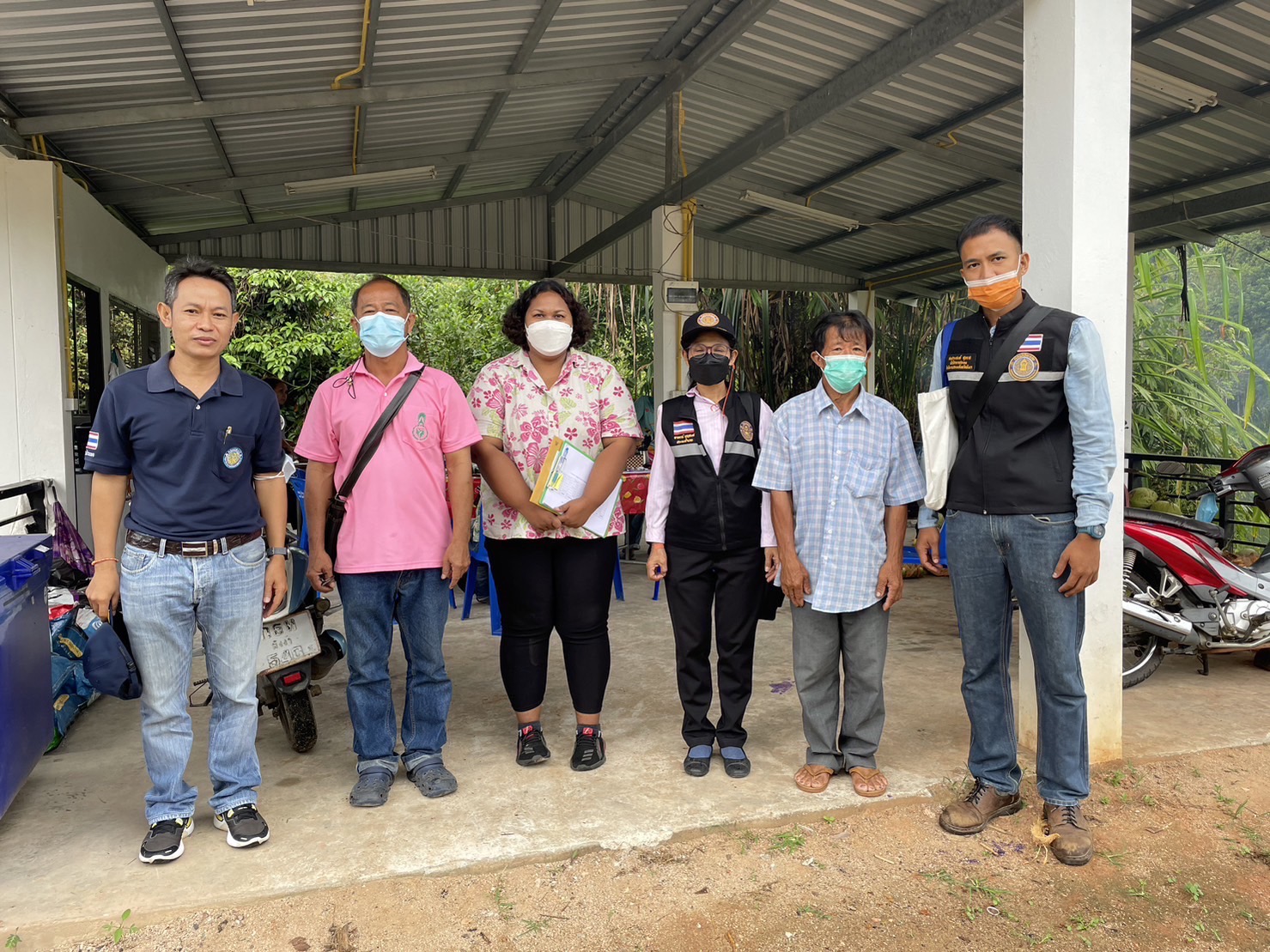 วันที่ 22 พฤศจิกายน 2565 สำนักงานประมงจังหวัดพังงา โดย นายนิพนธ์ เสนอินทร์ หัวหน้ากลุ่มพัฒนาและส่งเสริมอาชีพการประมง พร้อมเจ้าหน้าที่ ร่วมกับสำนักงานประมงอำเภอตะกั่วป่า เข้าเตรียมความพร้อมเกษตรกรเพื่อเข้าสู่มาตรฐาน GAP สำหรับฟาร์มเลี้ยงสัตว์น้ำจืด ปีงบประมาณ 2566 จำนวน 6 ราย ในพื้นที่อำเภอตะกั่วป่า จังหวัดพังงา โดยได้ชี้แจงหลักเกณฑ์และข้อปฏิบัติในการเลี้ยงสัตว์น้ำตามมาตรฐานดังกล่าว กลุ่มเกษตรกรในพื้นที่ มีการเสนอความต้องการในการได้รับสนับสนุนความรู้และเครื่องมือในการผลิตอาหารเม็ดใช้เอง เนื่องจากต้นทุนค่าอาหารที่สูงขึ้น เป็นการลดต้นการผลิต สามารถมีรายได้จากการเลี้ยงปลาได้อย่างยั่งยืน..คลิก