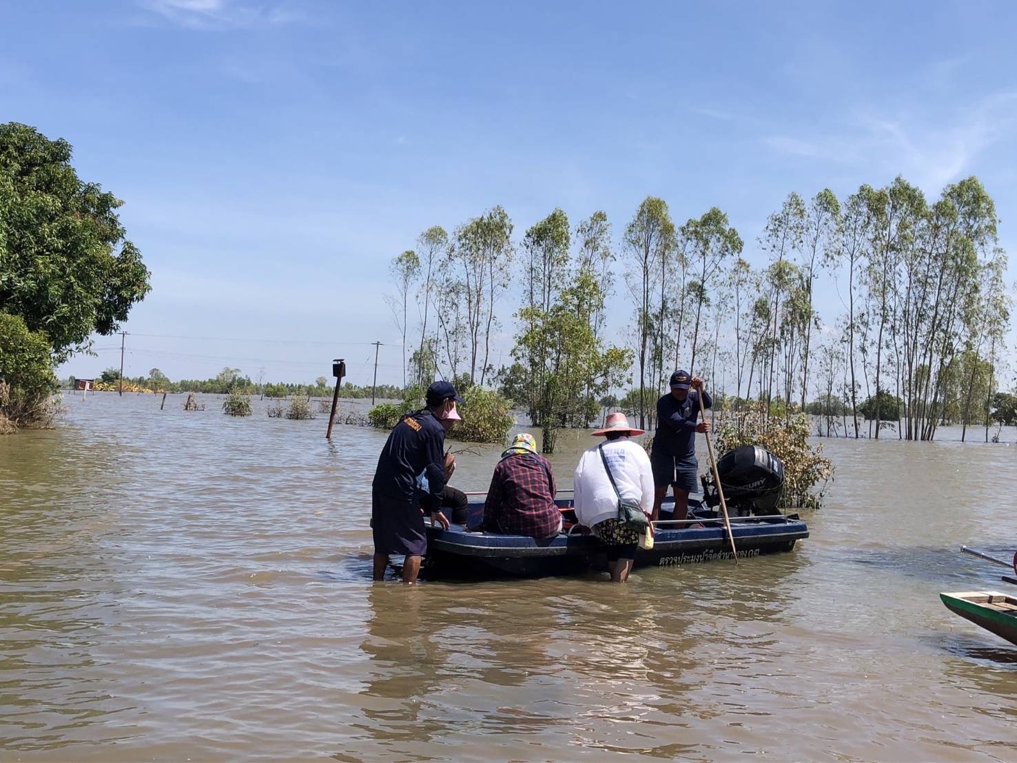 ภารกิจช่วยเหลือผู้ประสบอุทกภัยในพื้นที่ หมู่ที่ 1,2,7,8,10 ต.หนองเรือ อ.ชุมพลบุรี จ.สุรินทร์