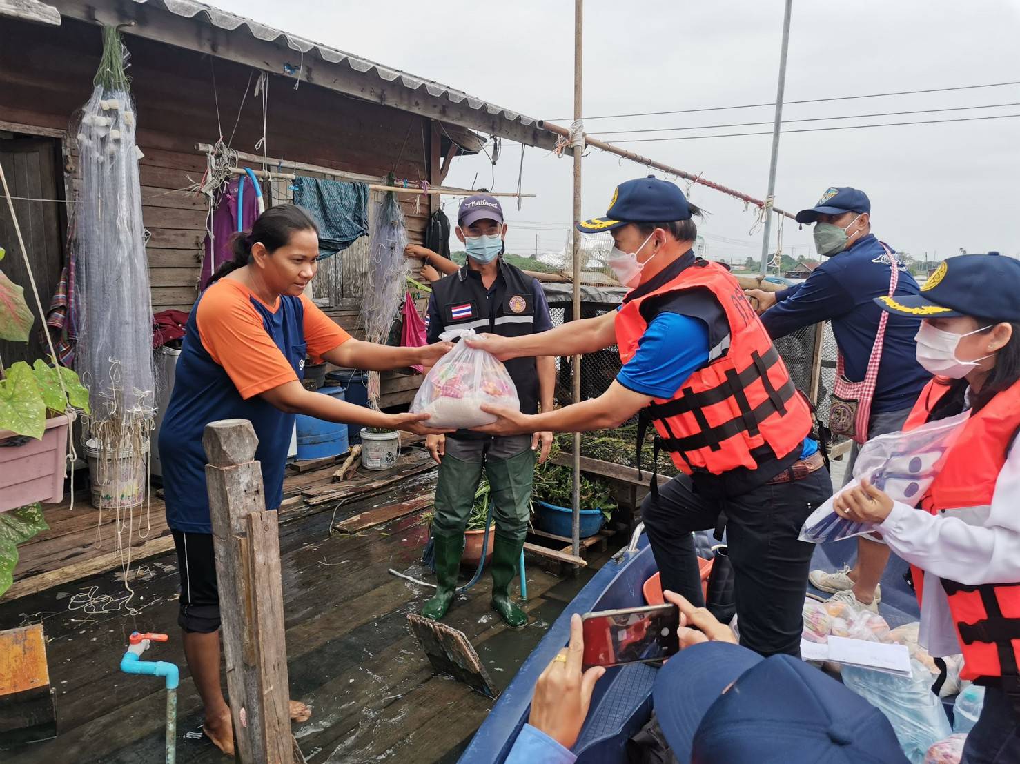 กรมประมง ระดมทีมลุยให้ความช่วยเหลือพี่น้องเกษตรกรที่ประสบอุทกภัยด้านประมงในพื้นที่จังหวัดนครปฐม