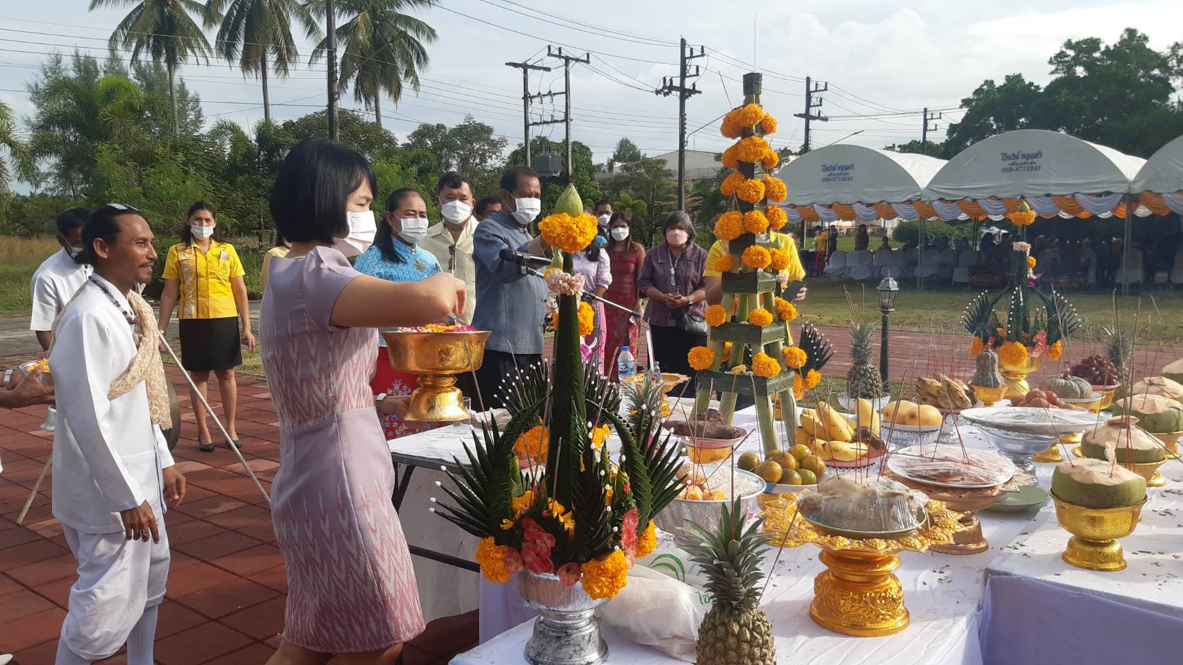 วันเสาร์ที่ 26 พฤศจิกายน พ.ศ. 2565  เวลา 08.30 นางฉันทนา แก้วตาปี ผู้อำนวยการศูนย์วิจัยและพัฒนา การเพาะเลี้ยงสัตว์น้ำชายฝั่งพังงา  ได้มอบหมายให้ นางสาวณัฐวิภา ทองไสว  นักวิชาการประมงปฏิบัติการ  และนางกรรณิกา ปรีดาผล เจ้าพนักงานประมงปฏิบัติงาน เข้าร่วมพิธีถวายเครื่องราชสักการะ วางพานพุ่มดอกไม้สด เนื่องใน วันสถาปนามหาวิทยาลัยรามคำแหง  ครบรอบ 51 ปี ณ มหาวิทยาลัยรามคำแหง ตำบลท้ายเหมือง  อำเภอท้ายเหมือง จังหวัดพังงา  โดยมีนายสมศักดิ์ ทิพย์มณี  เป็นประธานในพิธี..คลิก