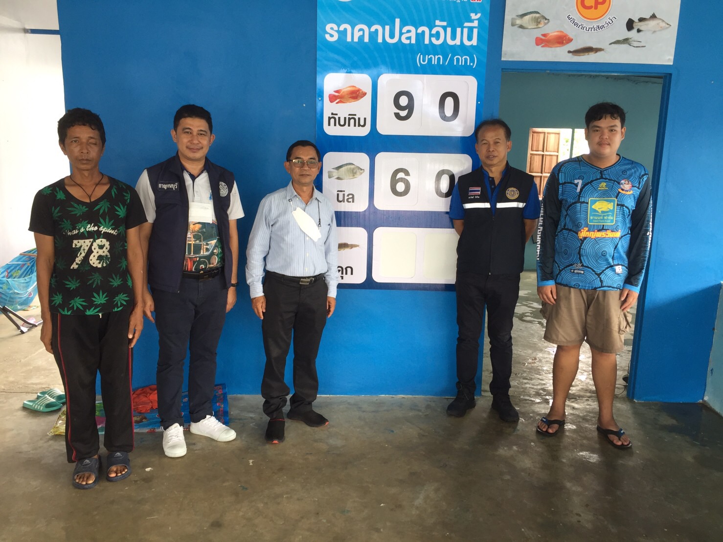 นายประวิทย์ ขำร้าย ผู้ตรวจราชการกรม ลงพื้นที่ตรวจเยี่ยมร้านจำหน่ายสินค้าประมง จากกลุ่มเกษตรกรแปลงใหญ่ปลาทับทิมแม่น้ำจังหวัดกาญจนบุรี