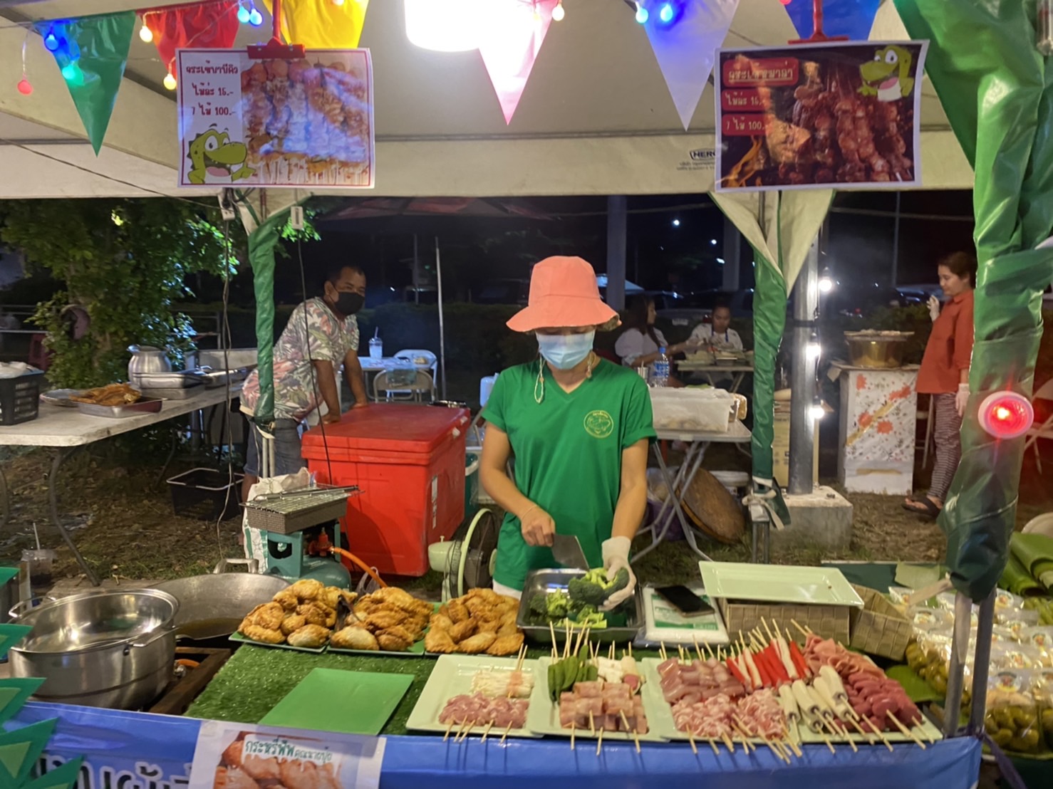 ร่วมเยี่ยมชมร้านจำหน่ายสินค้าประมง ในงานกินปลากาญจน์ ครั้งที่ 5