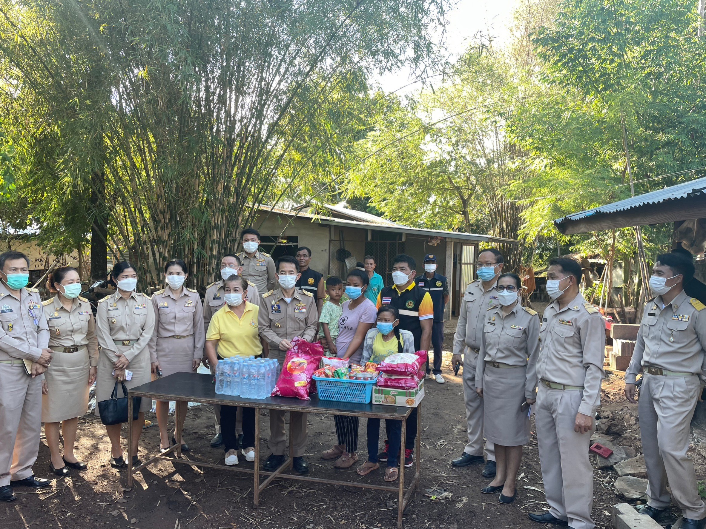 วันที่ 28 พฤศจิกายน พ.ศ. 2565ร่วมติดตามโครงการดำเนินงานการขจัดความยากจนและพัฒนาคนทุกช่วงวัยตามหลักปรัชญาเศรษฐกิจพอเพียง จำนวน 4 ครัวเรือน และตรวจเยี่ยมกลุ่มแปรรูปห้วยบง 1..คลิก