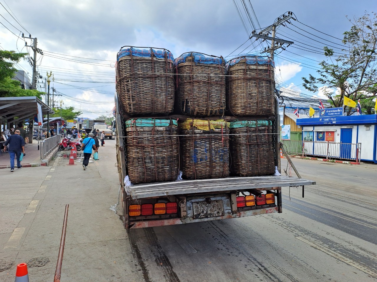 ตรวจสินค้าประมงที่นำเข้า ส่งออก ทางจุดผ่านแดนถาวรบ้านคลองลึก..คลิก