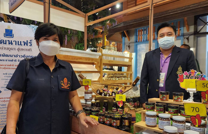 นางสาวมนทกานติ ท้ามติ้น ผู้อำนวยการศูนย์ศึกษาการพัฒนาอ่าวคุ้งกระเบนอันเนื่องมาจากพระราชดำริ เข้าร่วมพิธีเปิดงาน 