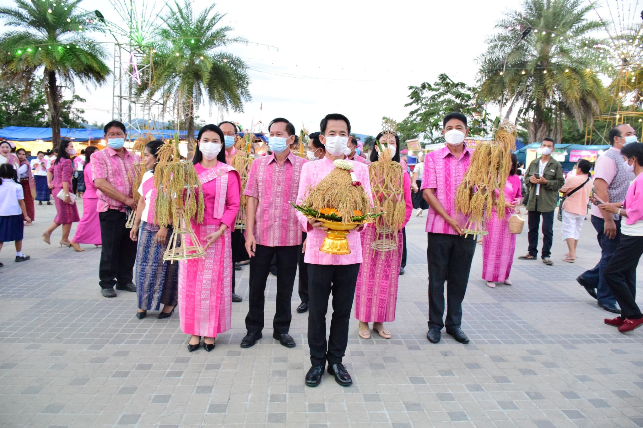 วันที่ 1 ธันวาคม พ.ศ. 2565 ร่วมพิธีบายศรีสู่ขวัญบ้าน – สู่ขวัญเมือง กิจกรรมรำบวงสรวงสิ่งศักดิ์สิทธิ์ และร่วมขบวนแห่พานบายศรีสู่ขวัญข้าว พิธีบายศรีสู่ขวัญข้าว ชมรำล่องเรื่องบุญคุณข้าว ตักบาตรข้าวเปลือก และร่วมนวดข้าว..คลิก