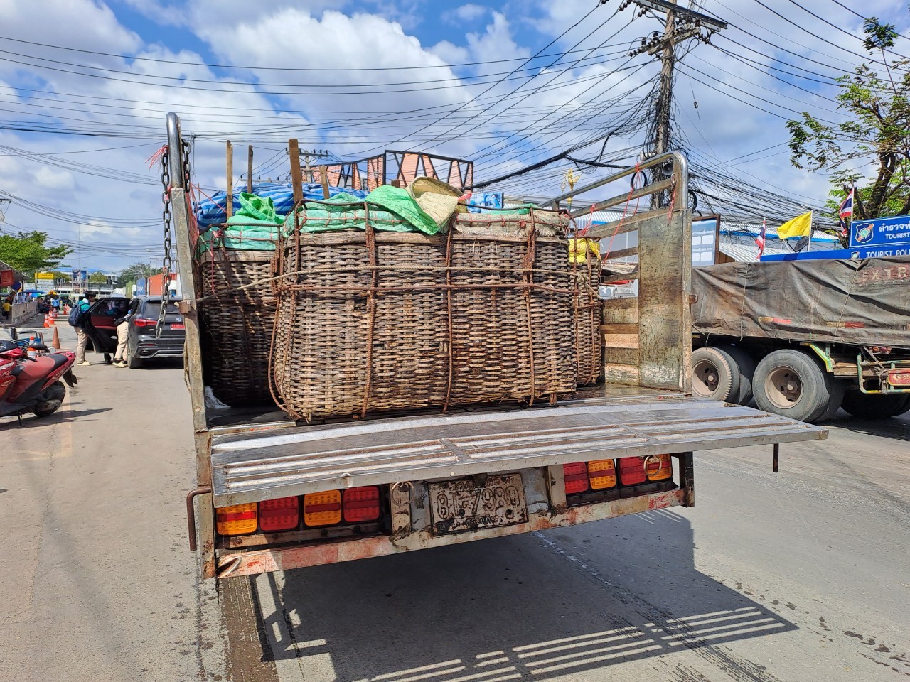 ตรวจสินค้าประมงที่นำเข้า ส่งออก ทางจุดผ่านแดนถาวรบ้านคลองลึก..คลิก