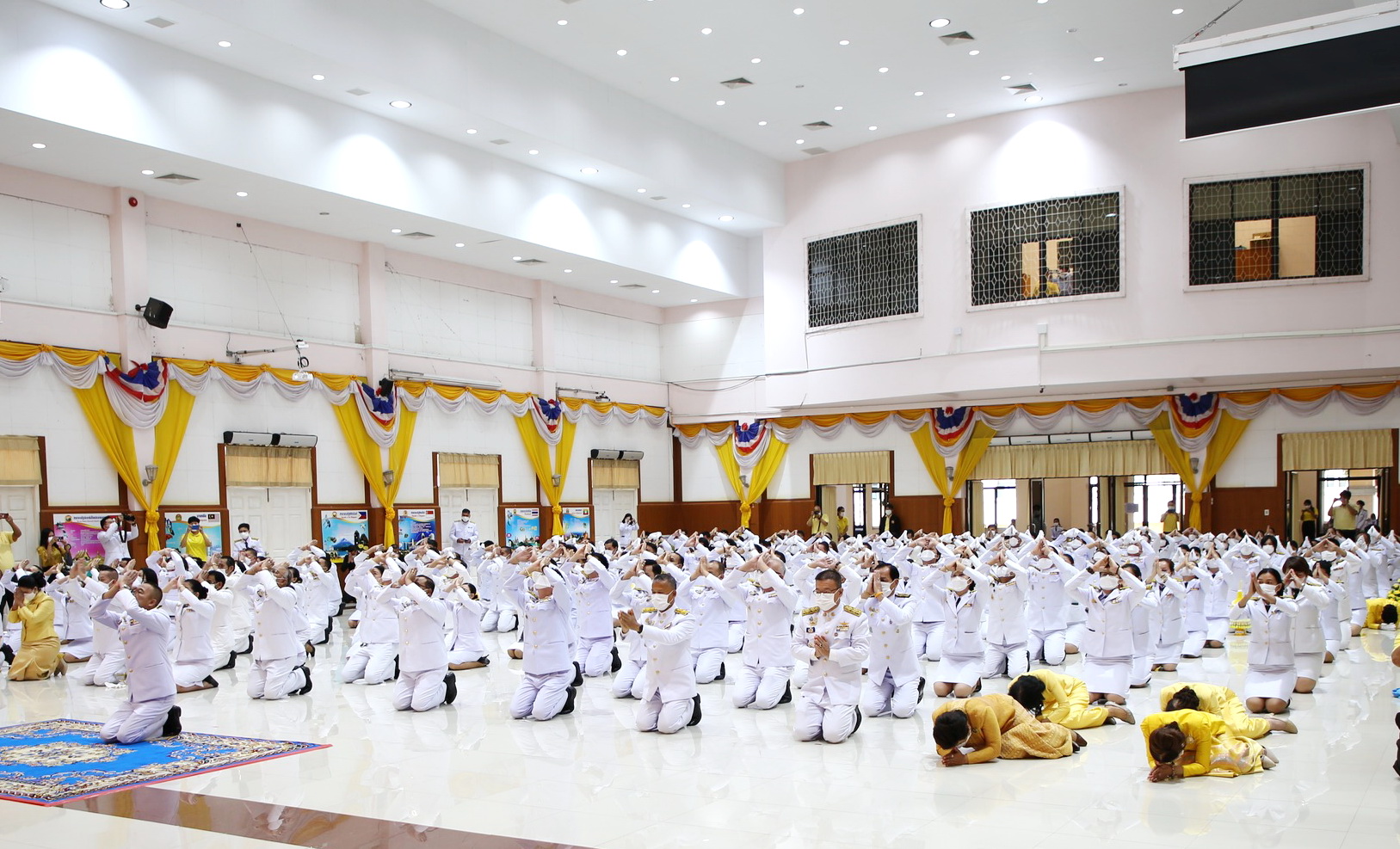 ประมงจังหวัดเพชรบูรณ์ ร่วมพิธีวางพานพุ่มดอกไม้และพิธีถวายบังคม เนื่องในวันคล้ายวันพระบรมราชสมภพ พระบาทสมเด็จพระบรมชนกาธิเบศร มหาภูมิพลอดุยเดชมหาราช บรมนาถบพิตร วันชาติ และวันพ่อแห่งชาติ 5 ธันวาคม 2565