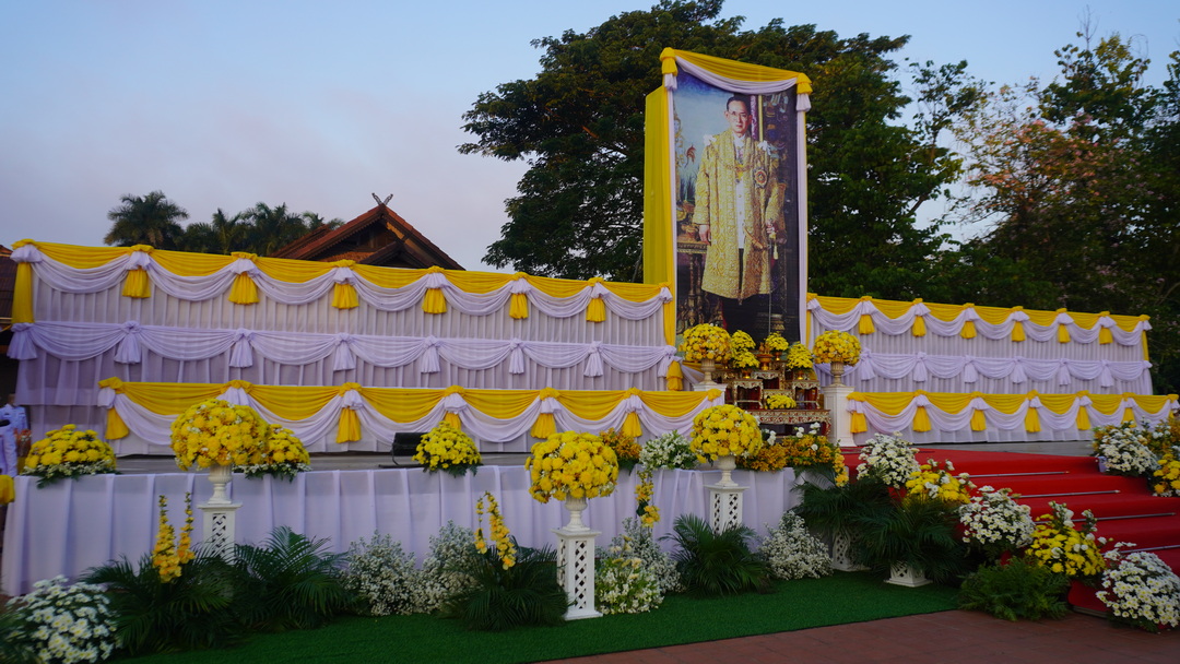 ร่วมพิธีทำบุญตักบาตรข้าวสารอาหารแห้ง พระภิกษุสงฆ์และสามเณร นื่องในวันคล้ายวันพระบรมราชสมภพพระบาทสมเด็จพระบรมชนกาธิเบศร มหาภูมิพลอดุลยเดชมหาราช บรมนาถบพิตร วันชาติ และวันพ่อแห่งชาติ วันที่ 5 ธันวาคม 2565..คลิก