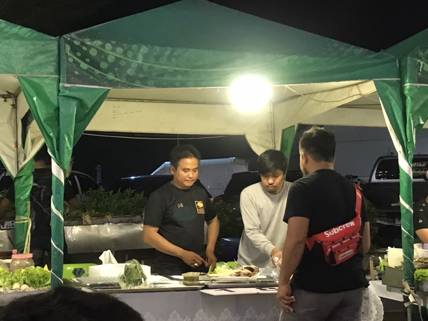 สำนักงานประมงจังหวัดกาญจนบุรี เยี่ยมชมร้านจำหน่ายสินค้าประมง ในงานกินปลากาญจน์ ครั้งที่ 5