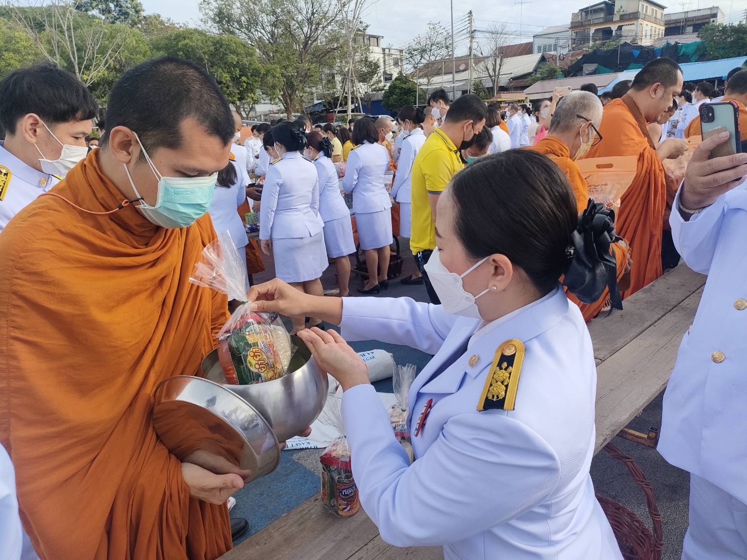 ร่วมพิธีทำบุญตักบาตรถวายพระราชกุศล พิธีถวายพานพุ่มดอกไม้และพิธีถวายบังคม  (วันชาติ และวันพ่อแห่งชาติ  5 ธันวาคม 2565)..คลิก