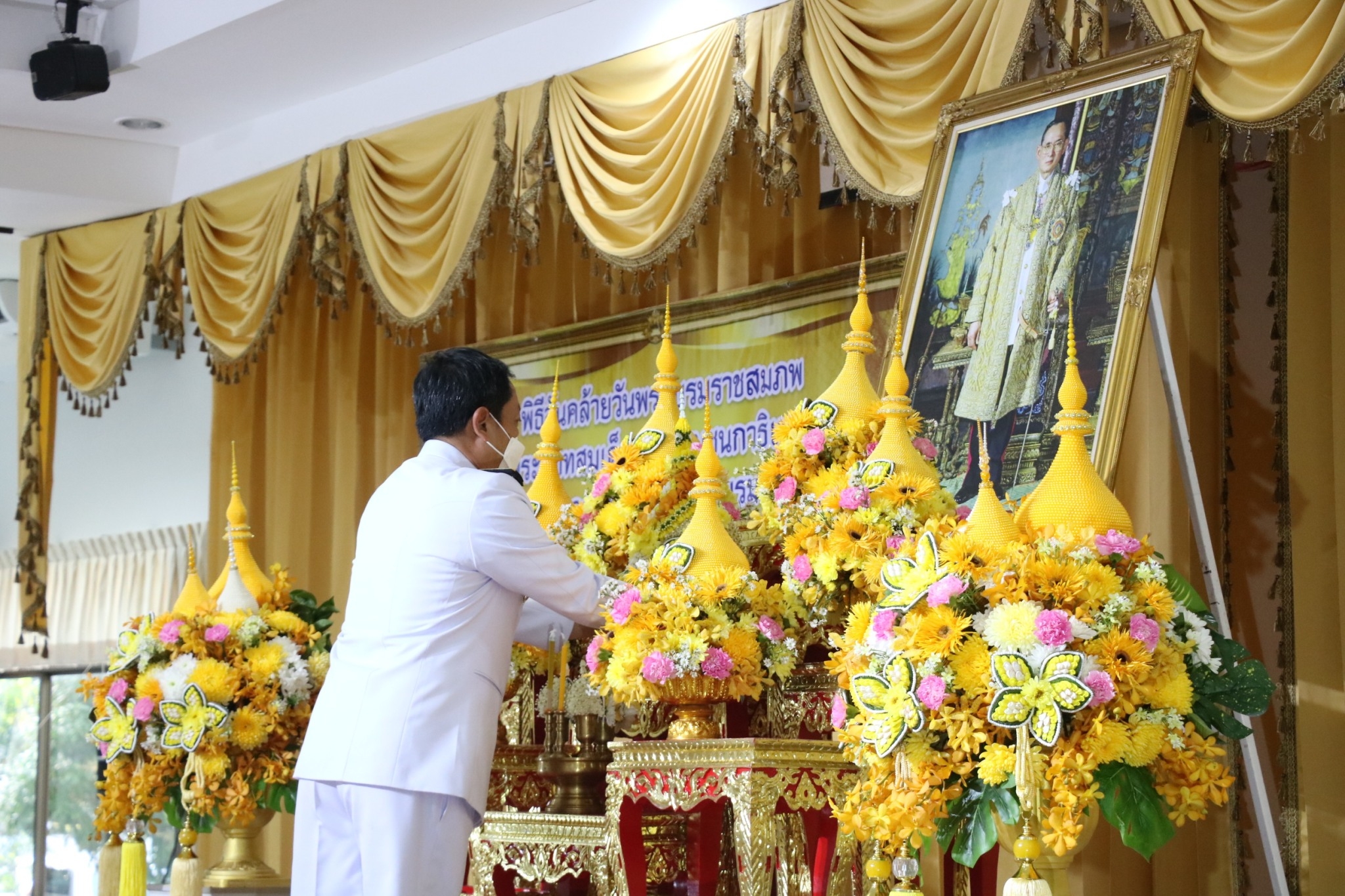 ในวันที่ 5 ธันวาคม 2565 ศูนย์วิจัยและพัฒนาการเพาะเลี้ยงสัตว์น้ำจืดอุทัยธานี มอบหมายให้นายประสิทธิ์ นิยมไทย ตำแหน่งนักวิชาการประมงชำนาญการ เ เข้าร่วมพิธีเนื่องในวันคล้ายวันพระบรมราชสมภพพระบาทสมเด็จพระบรมชนกาธิเบศร มหาภูมิพลอดุลยเดชมหาราช บรมนาถบพิตร วันชาติ และวันพ่อแห่งชาติ 5 ธันวาคม 2565 โดยร่วมทำบุญตักบาตรถวายพระราชกุศล ณ บริเวณห้าแยกวิทยุ อำเภอเมือง จังหวัดอุทัยธานี ร่วมพิธีวางพานพุ่มดอกไม้และพิธีถวายบังคม ณ อาคารสำนักงานเหล่ากาชาดจังหวัดอุทัยธานี โดยมีผู้ว่าราชการจังหวัดอุทัยธานี เป็นประธาน พร้อมข้าราชการพลเรือน ทหาร ตำรวจ ประธานแม่บ้านมหาดไทยจังหวัด จิตอาสาพระราชทาน องค์กรเอกชน นักเรียน นักศึกษา และประชาชน..คลิก