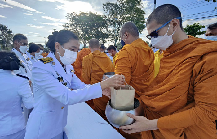 พิธีตักบาตรถวายพระราชกุศล พิธีวางพานพุ่มดอกไม้ และพิธีถวายบังคม ณ ศาลาเฉลิมพระเกียรติสมเด็จพระเจ้าตากสินมหาราช..คลิก