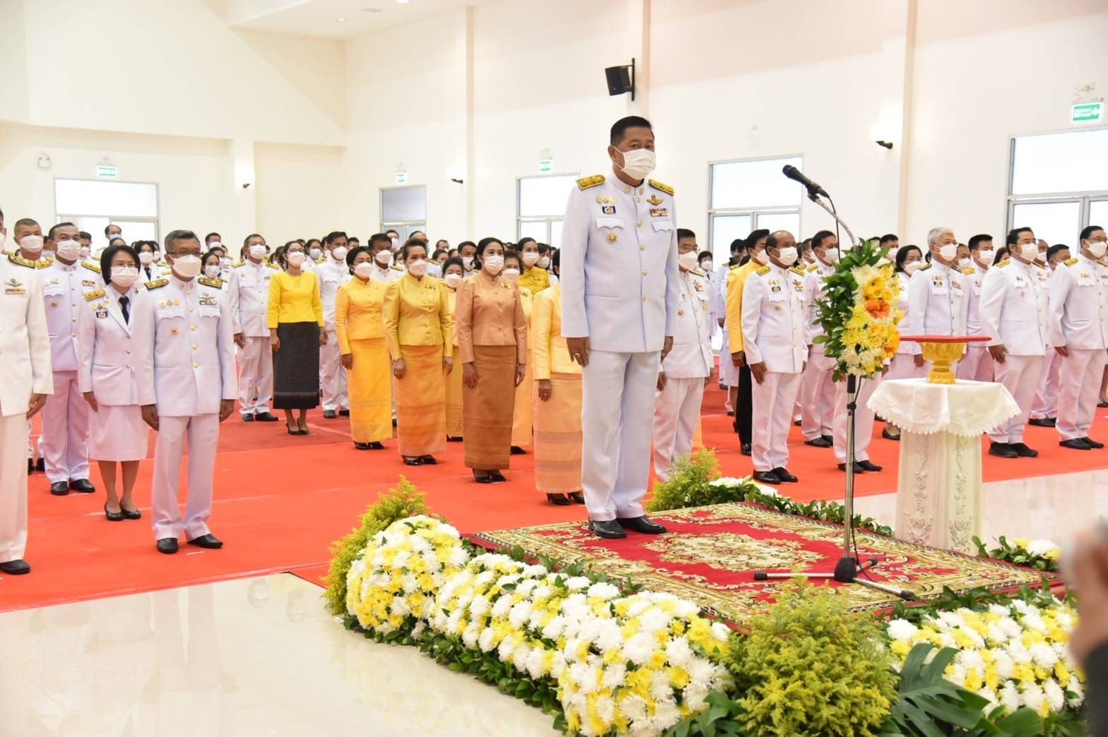 ร่วมพิธีถวายราชสักการะวางพานพุ่มดอกไม้สด ถวายแด่พระบาทสมเด็จพระบรมชนกาธิเบศร มหาภูมิพลอดุลยเดชมหาราช บรมนาถบพิตร
