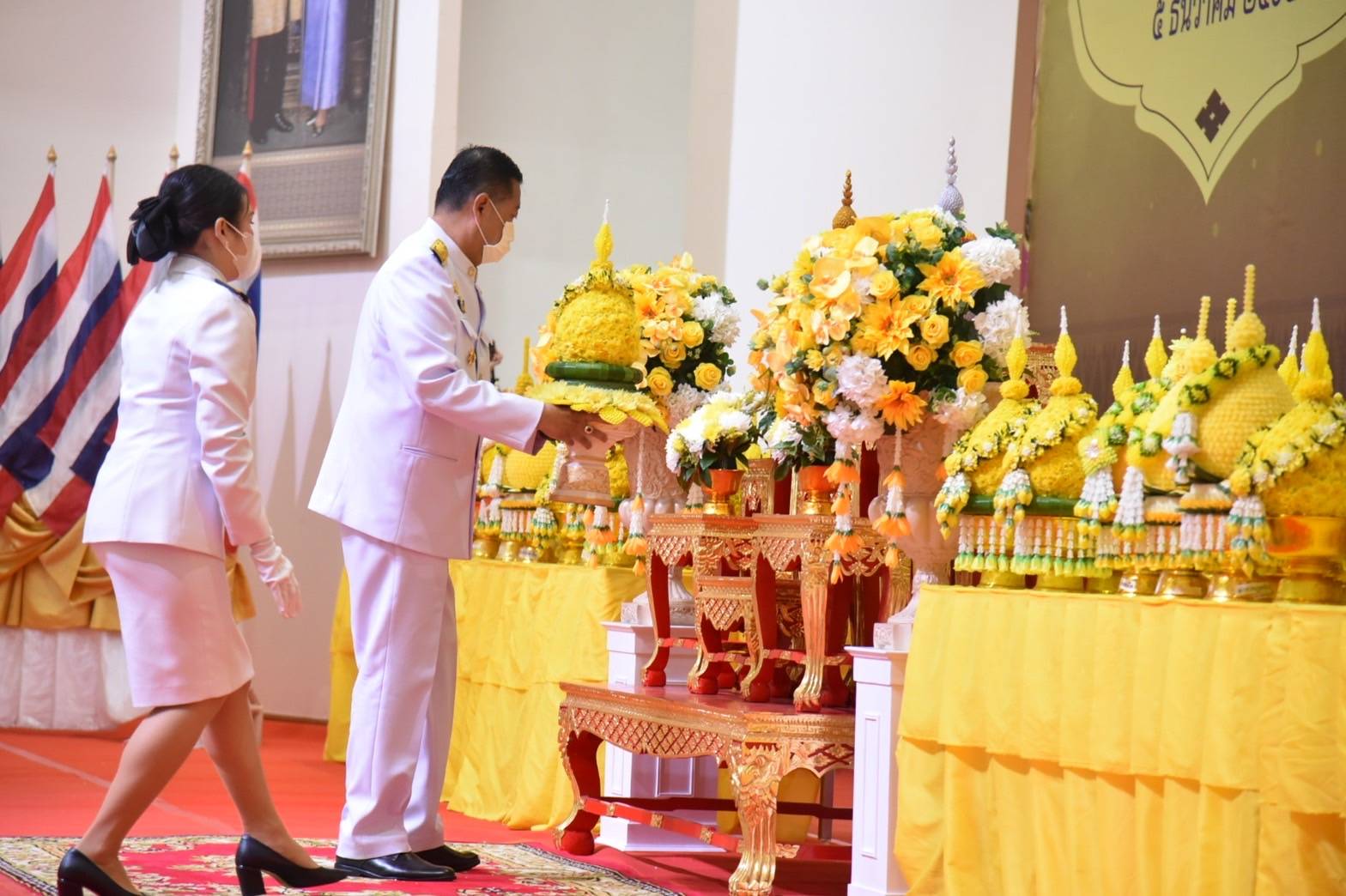 ร่วมพิธีถวายราชสักการะวางพานพุ่มดอกไม้สด ถวายแด่พระบาทสมเด็จพระบรมชนกาธิเบศร มหาภูมิพลอดุลยเดชมหาราช บรมนาถบพิตร..คลิก