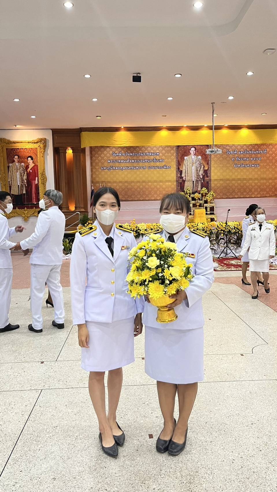 ร่วมพิธีวางพานพุ่มดอกไม้และพิธีถวายบังคม เนื่องในวันชาติและวันพ่อแห่งชาติ 5 ธันวามคม 2565 จังหวัดนครพนม..คลิก