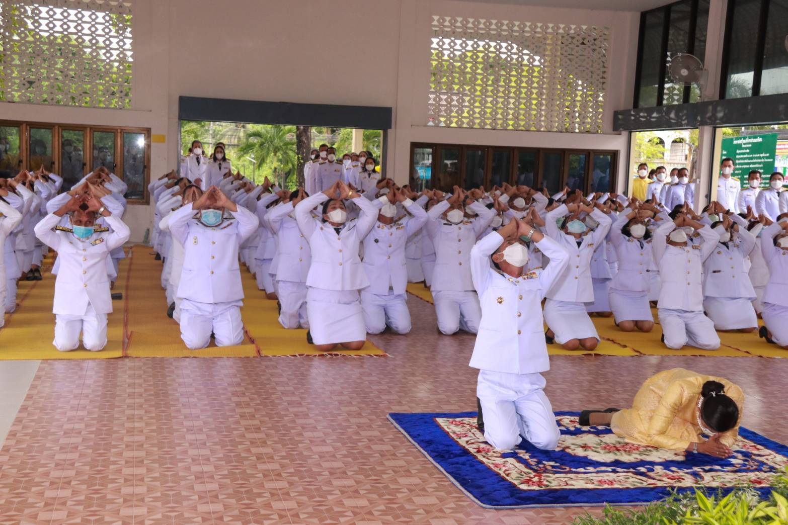 ประมงอำเภอเขาชัยสน วางพานพุ่มดอกไม้ ถวายบังคม   เนื่องในวันคล้ายวันพระบรมราชสมภพ พระบาทสมเด็จพระบรมชนกาธิเบศร มหาภูมิพลอดุลยเดชมหาราช  ณ ศาลาประชาคม  อ.เขาชัยสน จ.พัทลุง..คลิก
