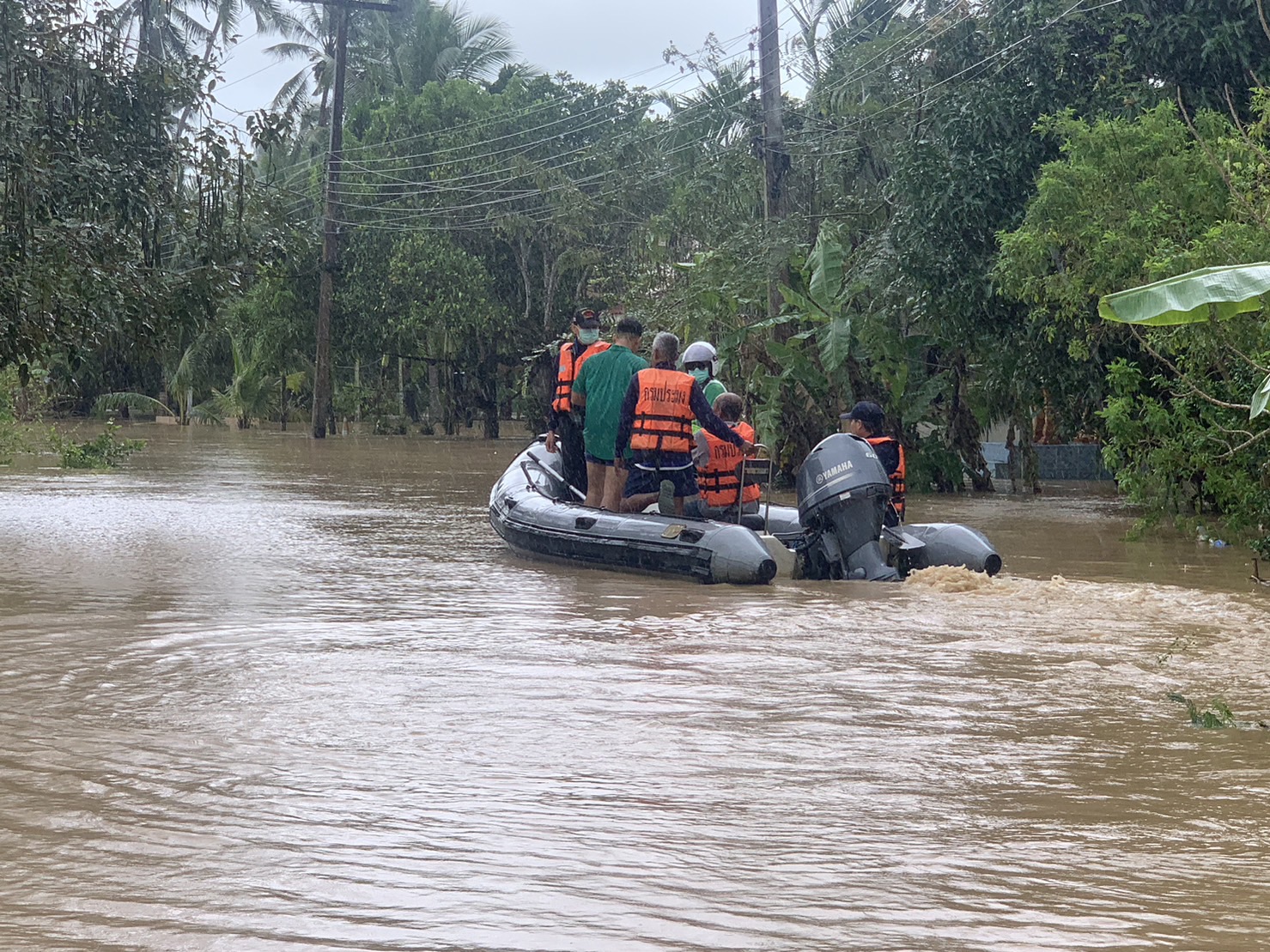 เข้าช่วยเหลือผู้ประสพอุทกภัยเนื่องจากฝนตกหนักระดับน้ำในคลองบางสะพานสูงถึงขั้นวิกฤติประกอบกับน้ำทะเลหนุนสูงทำให้น้ำล้นตลิ่งท่วมบ้านเรือนชาวบ้าน พื้นที่ ต.พงศ์?ประศาสน์?..คลิก