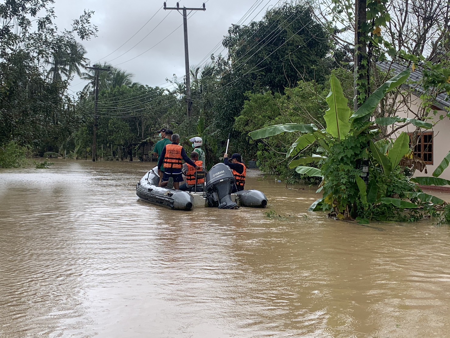 เข้าช่วยเหลือผู้ประสพอุทกภัยเนื่องจากฝนตกหนักระดับน้ำในคลองบางสะพานสูงถึงขั้นวิกฤติประกอบกับน้ำทะเลหนุนสูงทำให้น้ำล้นตลิ่งท่วมบ้านเรือนชาวบ้าน พื้นที่ ต.พงศ์?ประศาสน์?