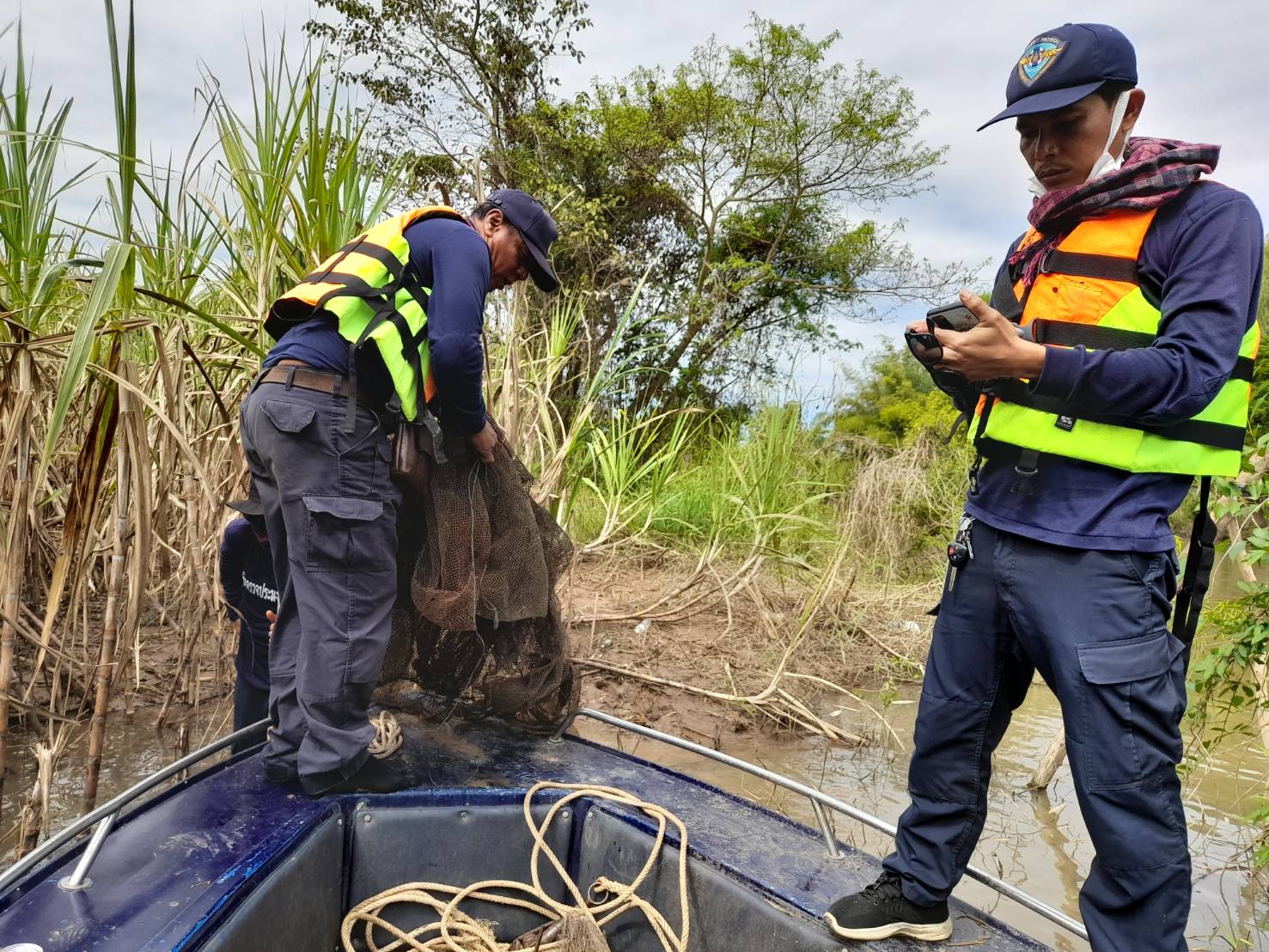 วันที่ 6 ธันวาคม 2565 นางสาวมลฤดี  ลิ้มสุวรรณ ประมงอำเภอศรีบุญเรือง ปฎิบัติงานร่วมกับเจ้าหน้าหน่วยป้องกันและปราบปรามประมงน้ำจืดเขื่อนอุบลรัตน์ (ขอนแก่น) ออกปฏิบัติงานควบคุมการทำการประมงในพื้นที่ลำน้ำพอง พื้นที่ ตำบลทรายทอง อำเภอศรีบุญเรือง จังหวัดหนองบัวลำภู ผลการปฏิบัติงาน ดังนี้..คลิก
