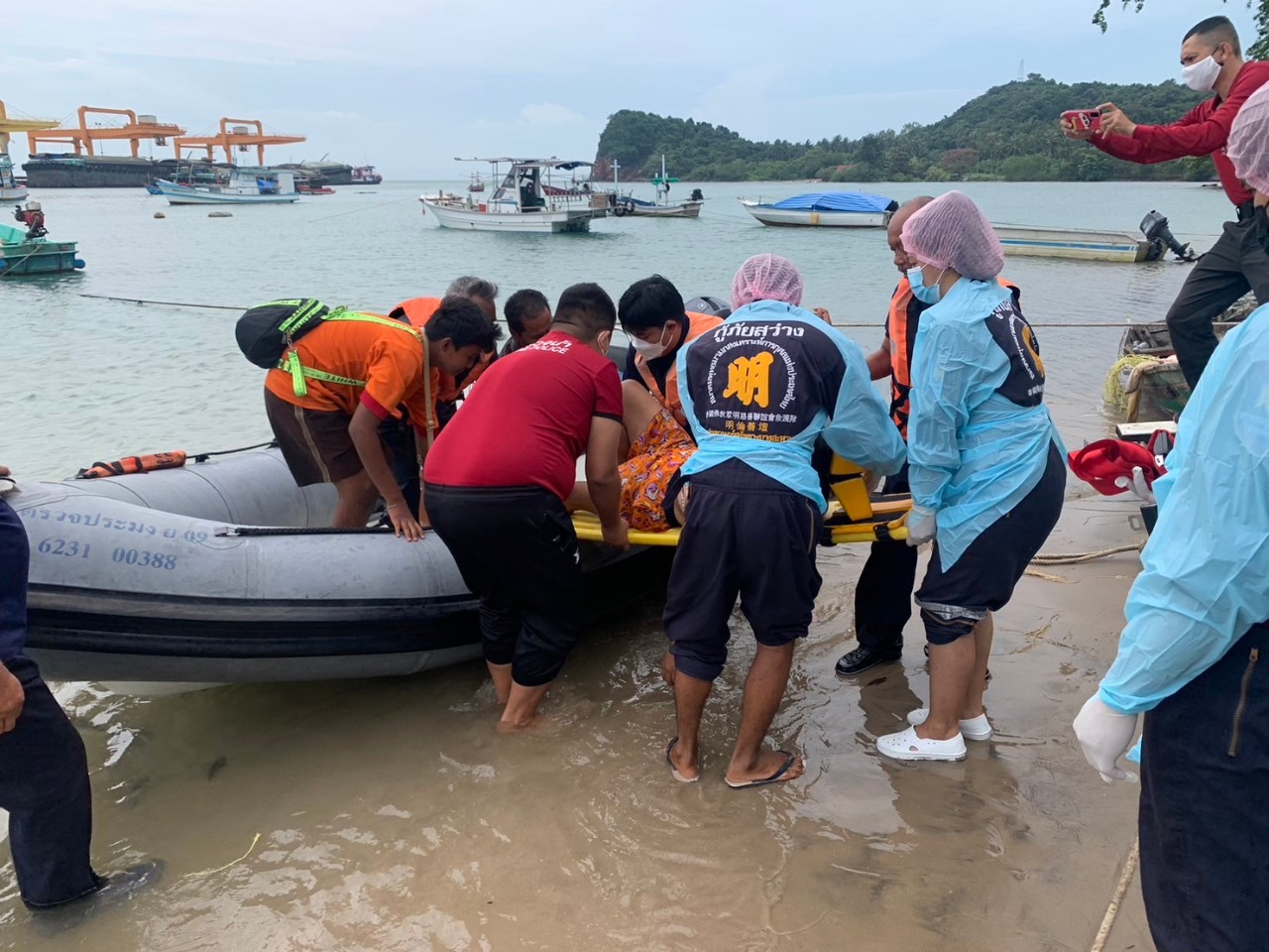 ช่วยเหลือผู้ป่วยจากเรือลากจูงสินค้า ชื่อเรือ มีโชค 5