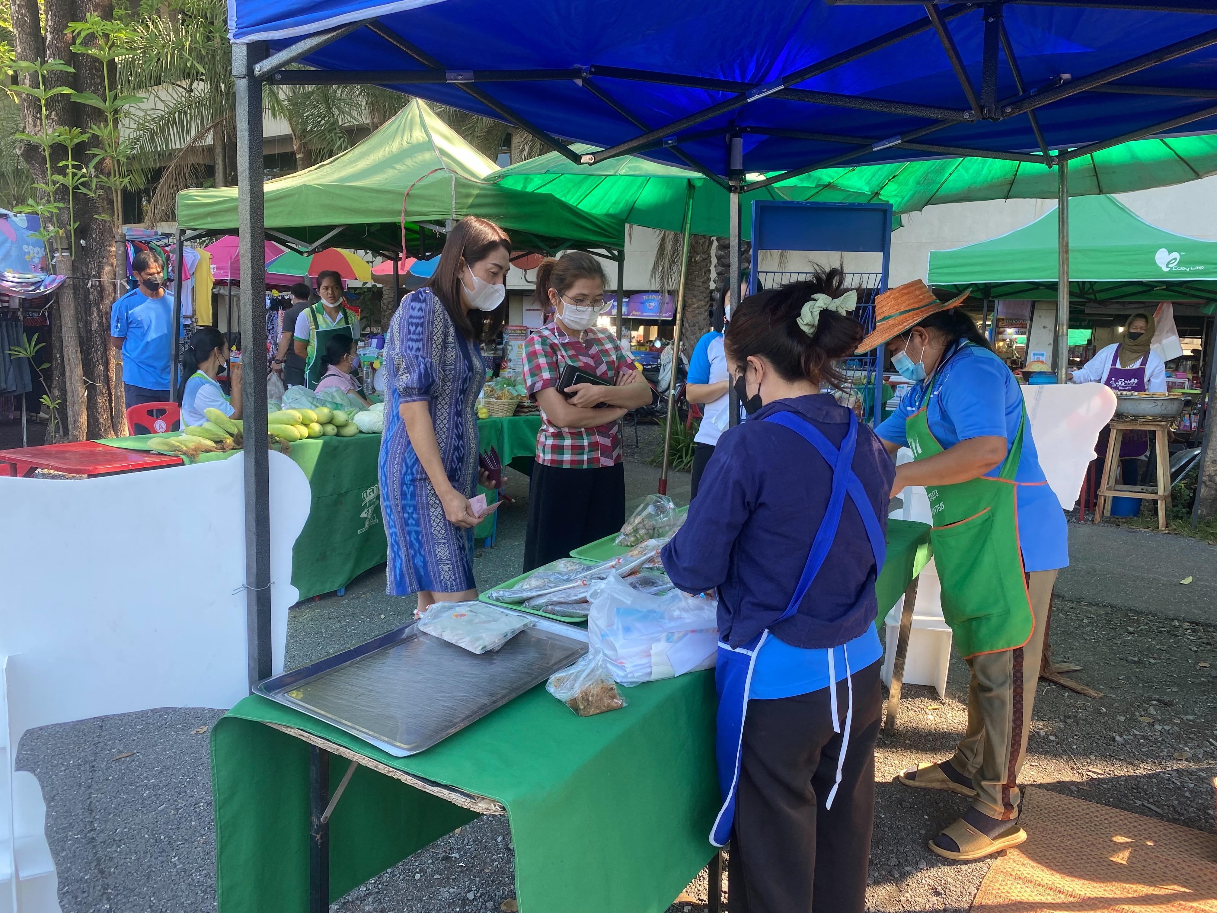 วันที่ 9 ธันวาคม 2565 ตรวจเยี่ยมและติดตามการจำหน่ายผลิตภัณฑ์แปรรูปสัตว์น้ำ ของกลุ่มวิสาหกิจชุมชนแปรรูปปลาห้วยบง 3 ตรา 3 A ภายใต้กิจกรรม FISHERMAN MARKET @ NONGBUALAMPHU..คลิก
