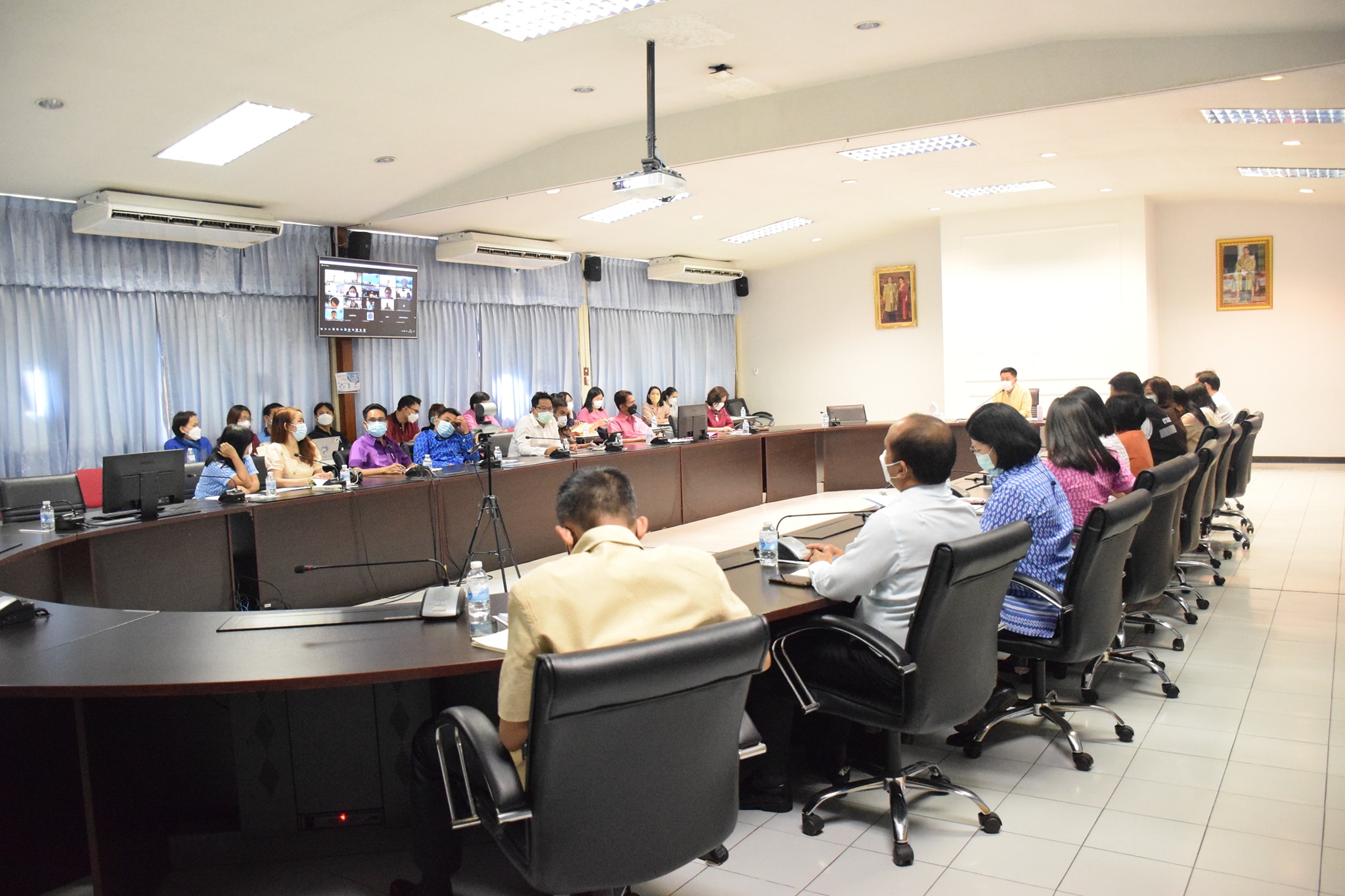 นายถาวร ทันใจ รองอธิบดีกรมประมง เป็นประธานการประชุมกองภายใต้การกำกับดูแล โดยมีผู้อำนวยการกอง และเจ้าหน้าที่กองภายใต้การกำกับดูแล..คลิก