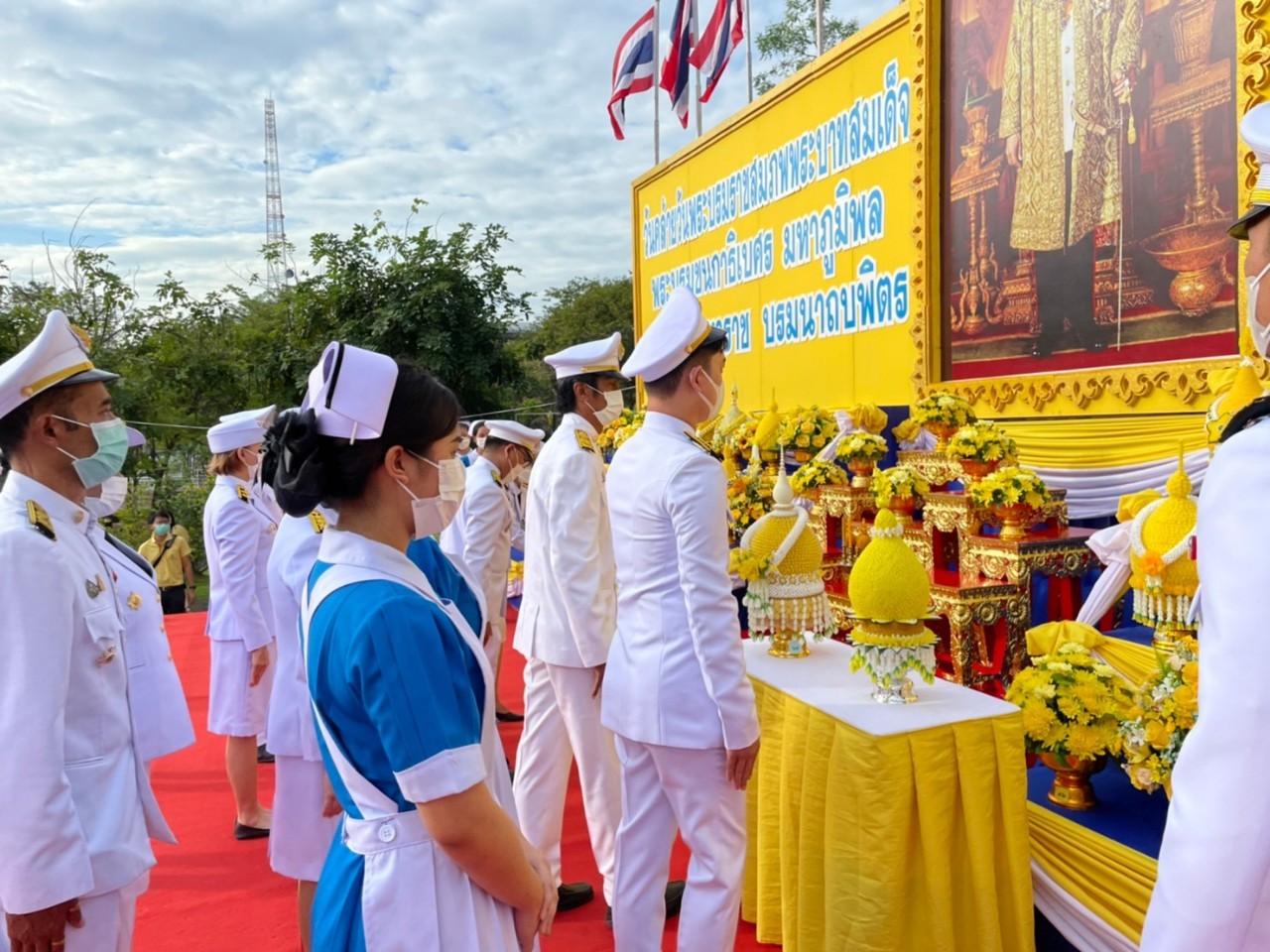 พิธีตักบาตรถวายเป็นราชกุศลและวางพานพุ่มเนื่องในวันคล้ายวันพระบรมราชสมภพ พระบาทสมเด็จพระบรมชนกาธิเบศร มหาภูมิพลอดุลยเดชมหาราช บรมนาถบพิตร..คลิก