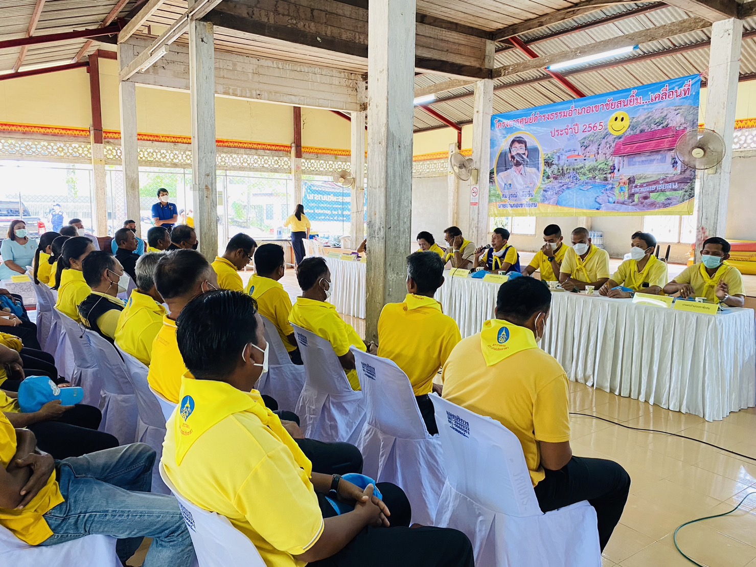 ประมงอำเภอเขาชัยสน  ร่วมโครงการศูนย์ดำรงธรรมอำเภอเขาชัยสนยิ้ม...เคลื่อนที่  โดยมี นายอำเภอเขาชัยสน  เป็นประธาน  ในการนี้ประมงอำเภอเขาชัยสน ได้ชี้แจงข้อราชการ เรื่อง การเตรียมความพร้อมรับสถานการณ์อุทกภัย (ด้านประมง)  และการขึ้นทะเบียนผู้เพาะเลี้ยงสัตว์น้ำ การปรับปรุงทะเบียนผู้เพาะเลี้ยงสัตว์น้ำ ณ วัดแตระ หมู่ที่ ๖ ต.จองถนน อ.เขาชัยสน จ.พัทลุง..คลิก