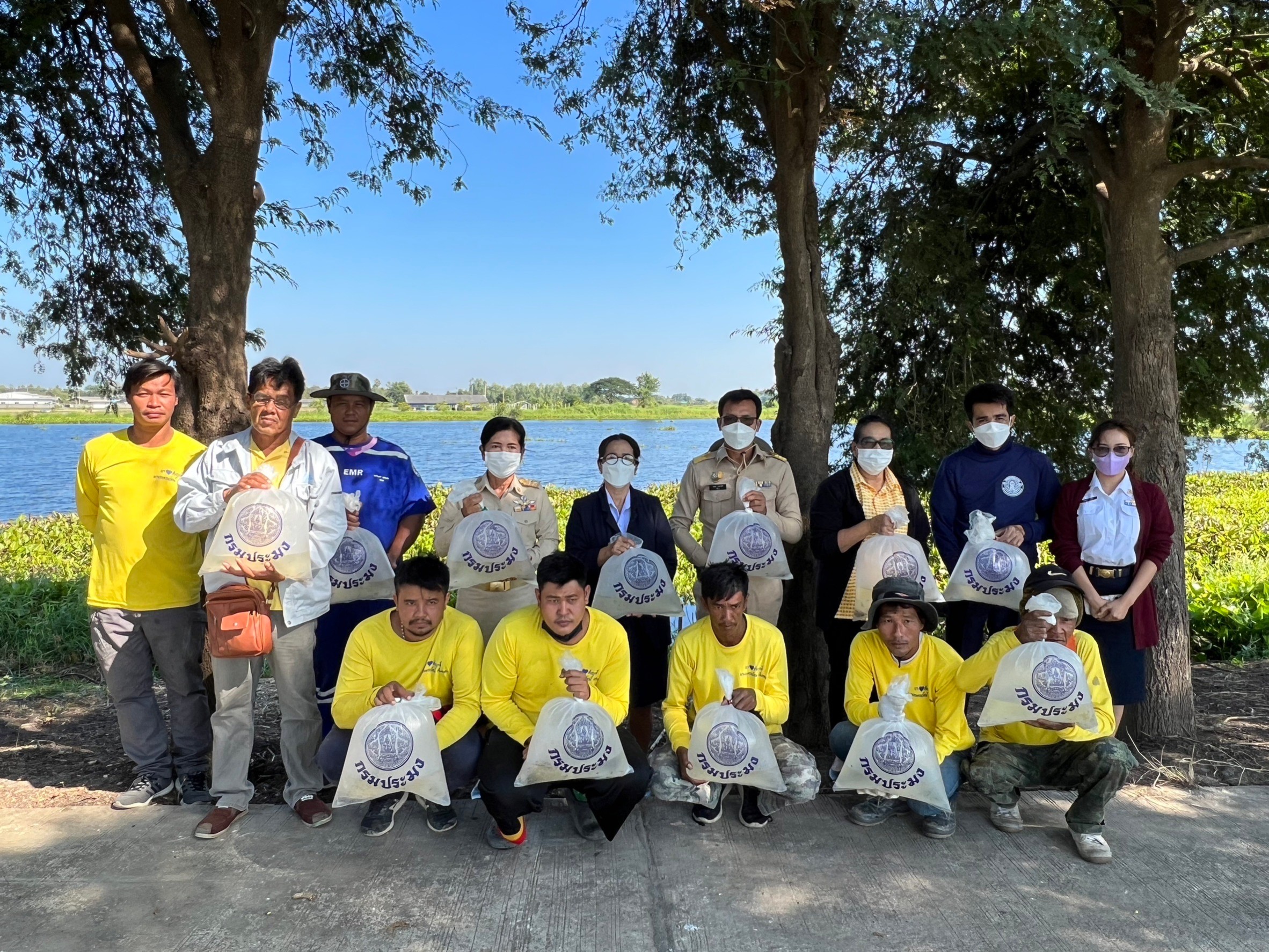 ปล่อยพันธุ์ปลาชะโอน จำนวน 6,000 ตัว ณ หนองลาดใหญ่ ตำบลชัยฤทธิ์ อำเภอไชโย จังหวัดอ่างทอง เพื่อเพิ่มผลผลิตสัตว์น้ำในแหล่งน้ำชุมชนให้อุดมสมบูรณ์..คลิก