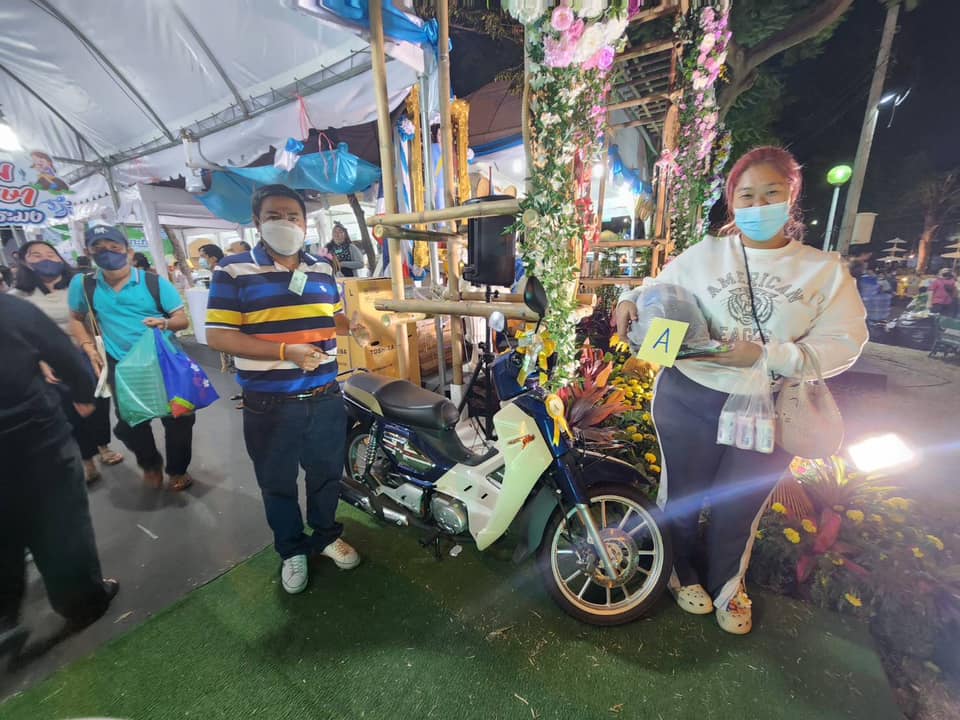 นายมานพ หนูสอน รองอธิบดีกรมประมง มอบรางวัลแก่ผู้โชคดีที่มาอุดหนุนเกมตกปลาหรรษาภายในร้านของกรมประมงในงานกาชาดประจำปี 2565 พร้อมให้กำลังใจเจ้าหน้าที่ที่ปฏิบัติงาน..คลิก