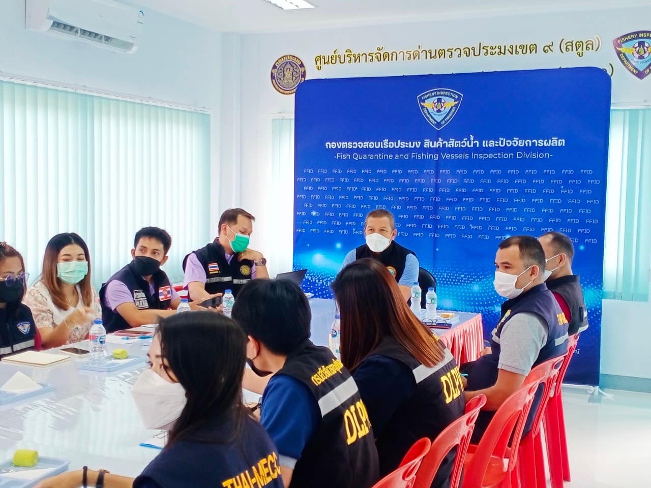 วันที่ 14 ธันวาคม 2565 เวลา 13.00 น. : นายปรเมศร์ เหย็บหนุด หัวหน้าสำนักงานศูนย์ควบคุมการแจ้งเรือเข้าออกปากบารา สังกัดศูนย์บริหารจัดการด่านตรวจประมงเขต 9 (สตูล) ร่วมกับศูนย์ควบคุมความมั่นคงท่าเรือจังหวัดสตูล จัดประชุมเจ้าหน้าที่ชุดสหวิชาชีพ เพื่อทบทวนแผนการปฏิบัติงาน พร้อมติดตามผลการปฏิบัติงานการตรวจเรือประมง ณ ท่าเทียบเรือประจำเดือนธันวาคม..คลิก
