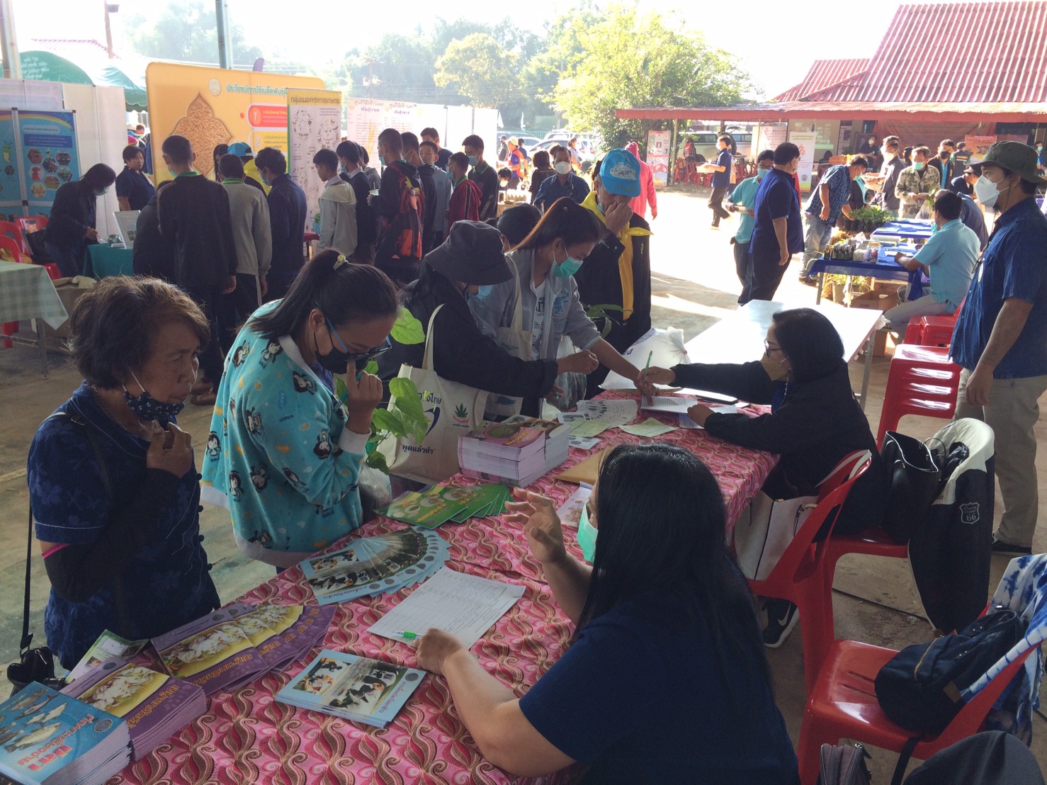 จัดนิทรรศการโครงการคลินิกเกษตรเคลื่อนที่ในพระราชานุเคราะห์ สมเด็จพระบรมโอสาธิราชฯ สยามมกุฎราชกุมาร ไตรมาสที่ 1..คลิก