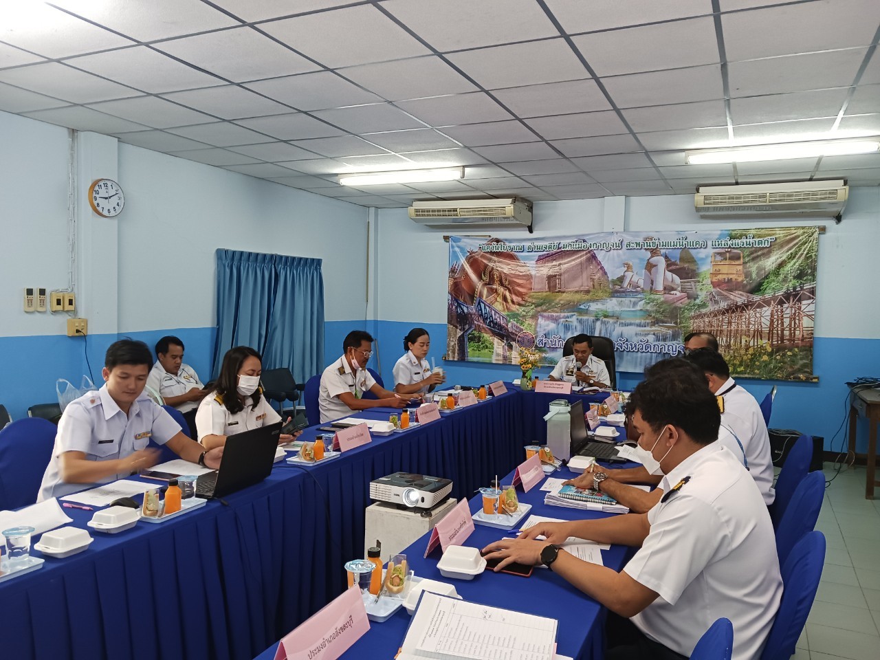 ประชุมข้าราชการ พนักงานราชการ และเจ้าหน้าที่สำนักงานประมงจังหวัดกาญจนบุรี ประจำเดือนธันวาคม 2565