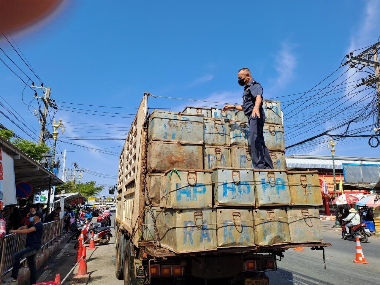 ตรวจสินค้าประมงที่นำเข้า ส่งออก ทางจุดผ่านแดนถาวรบ้านคลองลึก..คลิก