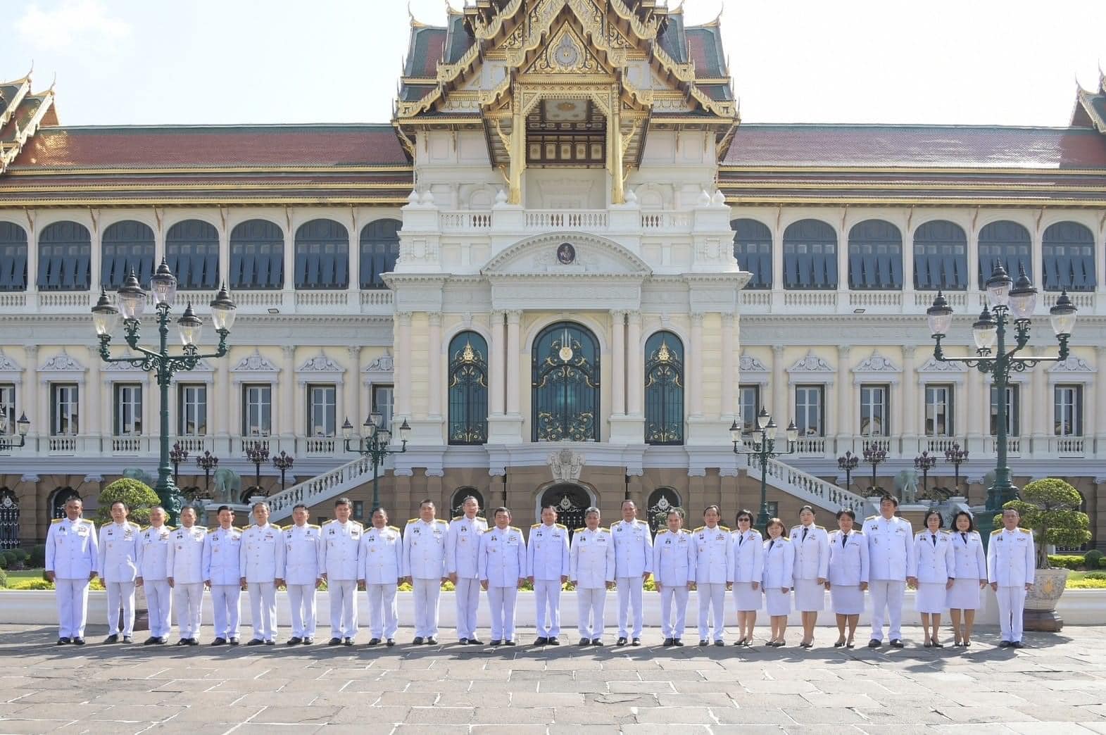 นายประยูร อินสกุล ปลัดกระทรวงเกษตรและสหกรณ์ พร้อมด้วย นายเฉลิมชัย สุวรรณรักษ์ อธิบดีกรมประมง และคณะผู้บริหารระดับสูงในสังกัดกระทรวงเกษตรและสหกรณ์ถวายแจกันดอกไม้และร่วมลงนามถวายพระพร เบื้องหน้าพระบรมฉายาลักษณ์พระบาทสมเด็จพระเจ้าอยู่หัว และสมเด็จพระนางเจ้าฯ พระบรมราชินี เนื่องในโอกาสวันขึ้นปีใหม่ พุทธศักราช 2566..คลิก