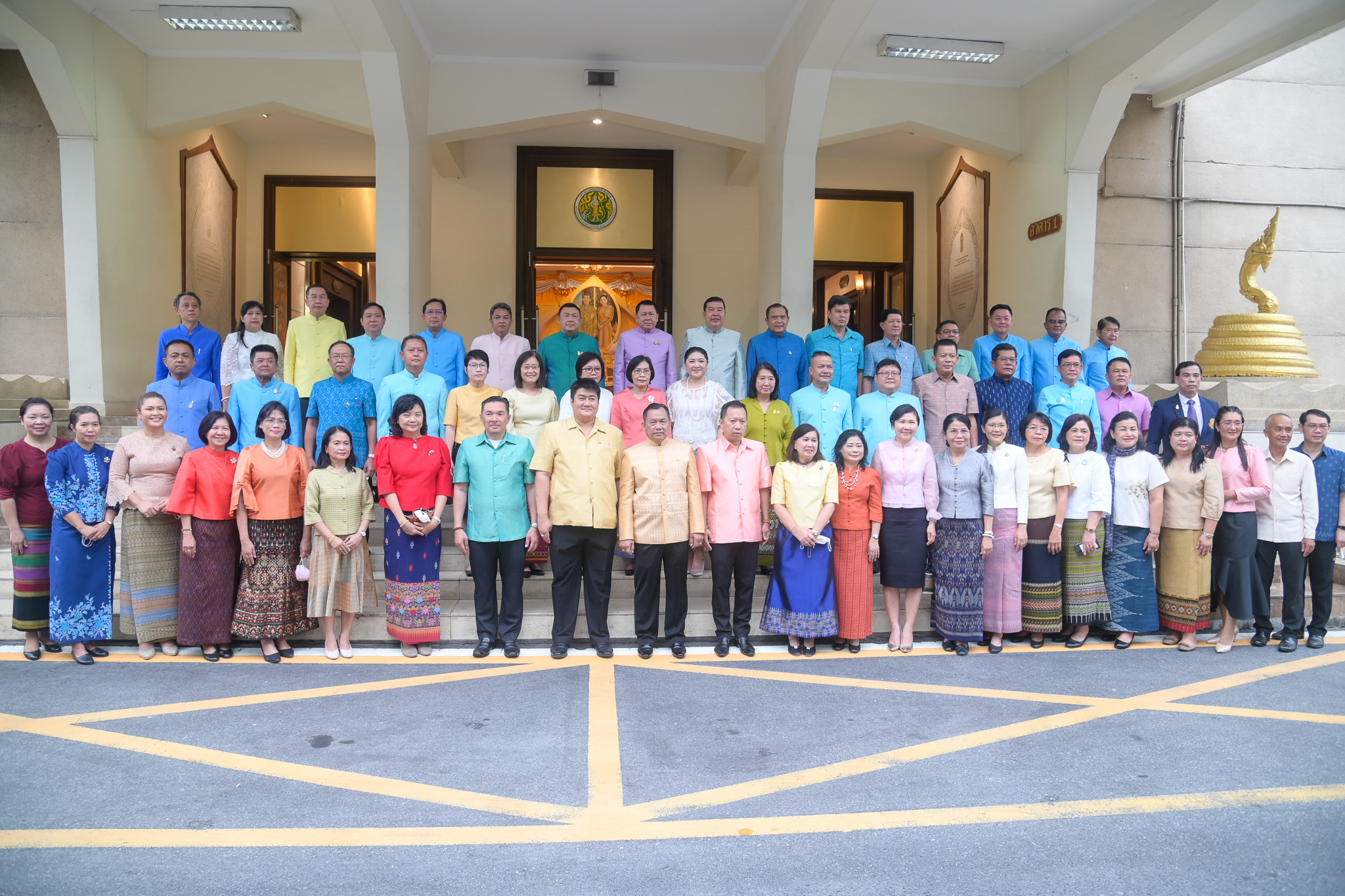 ดร.เฉลิมชัย ศรีอ่อน รัฐมนตรีว่าการกระทรวงเกษตรและสหกรณ์ เป็นประธานในพิธีทำบุญตักบาตรข้าวสาร - อาหารแห้ง แด่พระภิกษุสงฆ์ จำนวน 59 รูป เนื่องในเทศกาลปีใหม่ พุทธศักราช 2566..คลิก