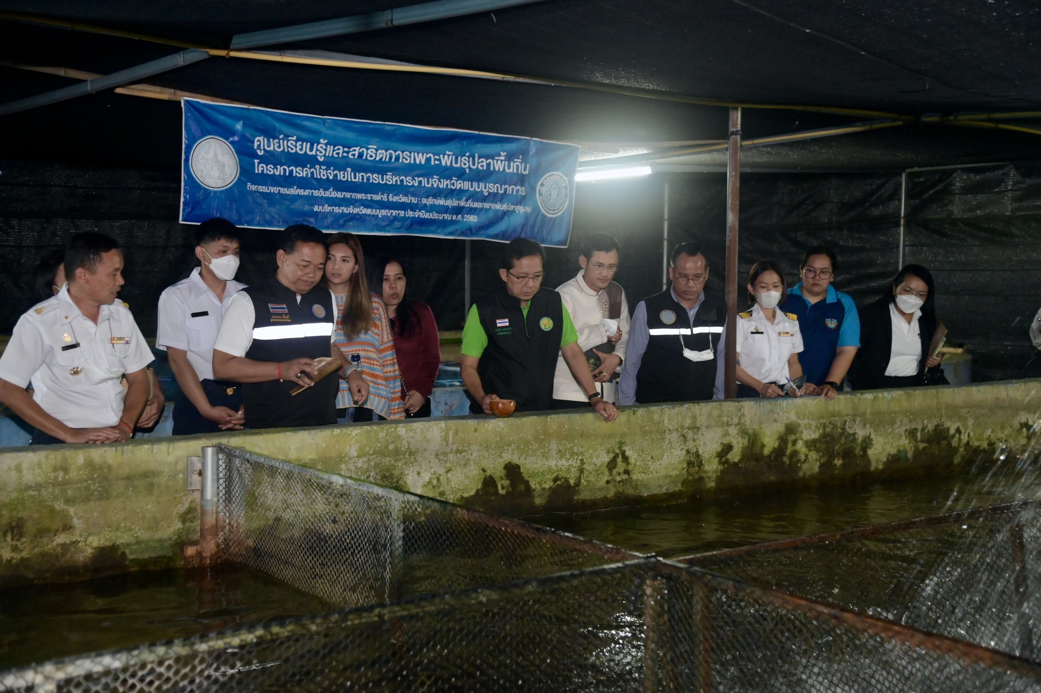 นายเฉลิมชัย สุวรรณรักษ์ อธิบดีกรมประมง พร้อมคณะผู้บริหารกรมประมง ลงพื้นที่พบปะเกษตรกรผู้เพาะเลี้ยงสัตว์น้ำจืดในจังหวัดแพร่ที่กลุ่มเลี้ยงสาหร่ายเทา บ้านนาคูหา ต.สวนเขื่อน อ.เมือง จ.แพร่ และโครงการธนาคารสินค้าเกษตรด้านประมง บ้านป่าแดงใต้ ต.แดนชุมพล อ.สอง จ.แพร่ โดยได้ร่วมปล่อยพันธุ์ปลา และเยี่ยมชมการแปรรูปผลิตภัณฑ์สัตว์น้ำ..คลิก