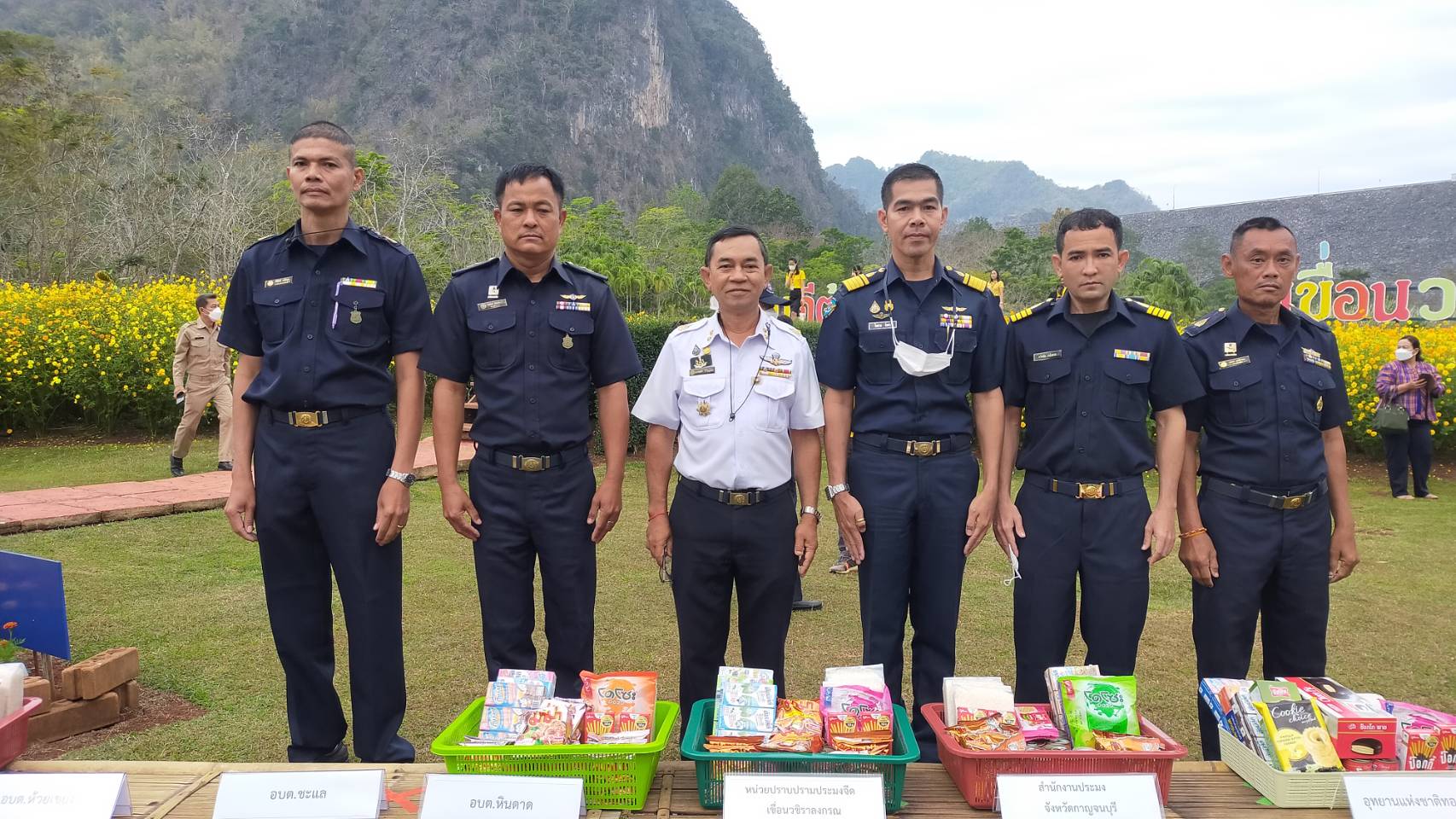 ร่วมกิจกรรมตักบาตรและปล่อยพันธุ์สัตว์น้ำ เนื่องในวันครบรอบ ๓๗ ปี รัฐพิธีเปิดเขื่อนวชิราลงกรณ