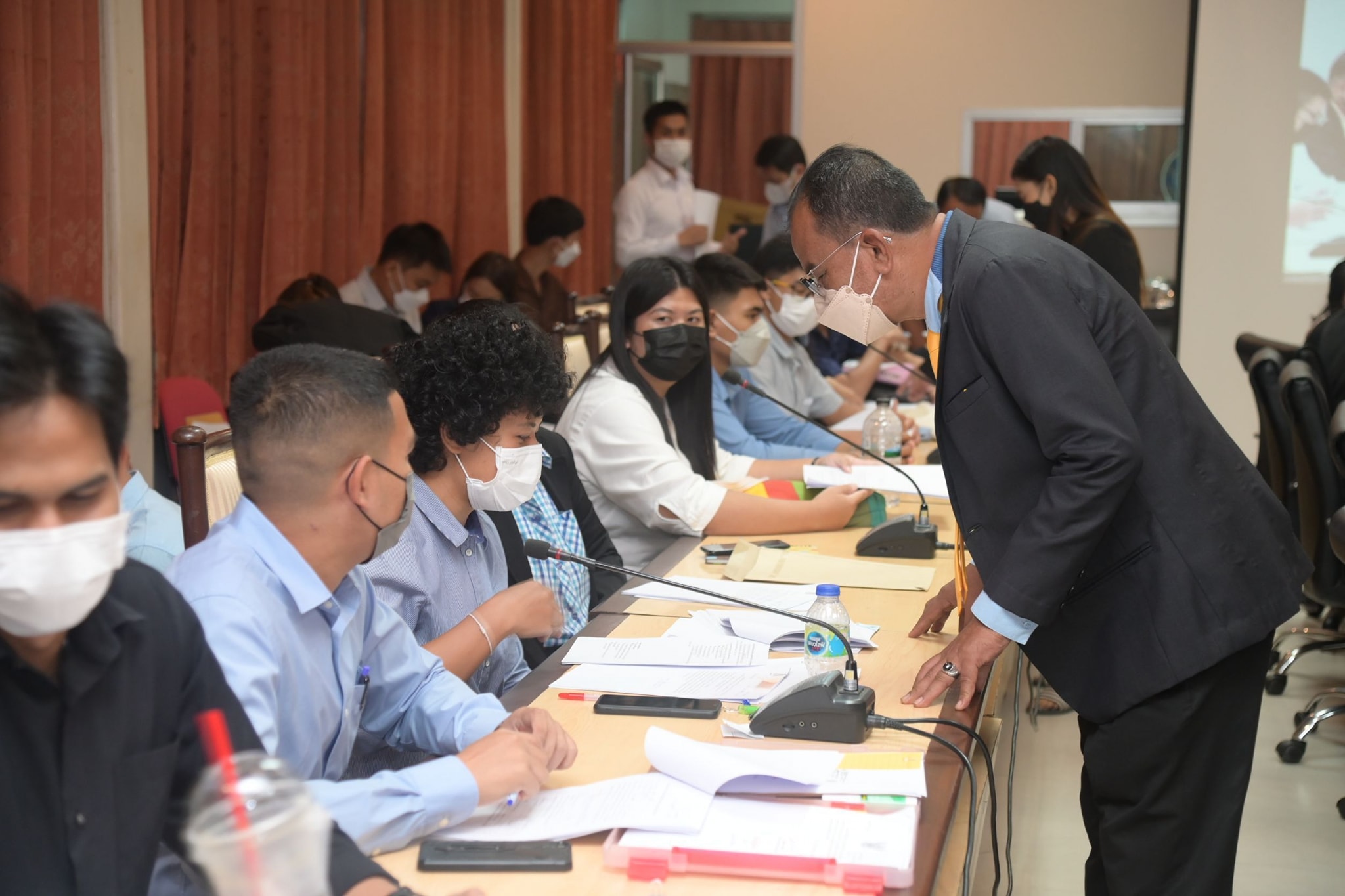 นายมานพ? หนูสอน? รองอธิบดีกรมประมง? ให้โอวาทแก่ผู้ที่มารายงานตัวเพื่อบรรจุเข้ารับข้าราชการในสังกัดกรมประมง