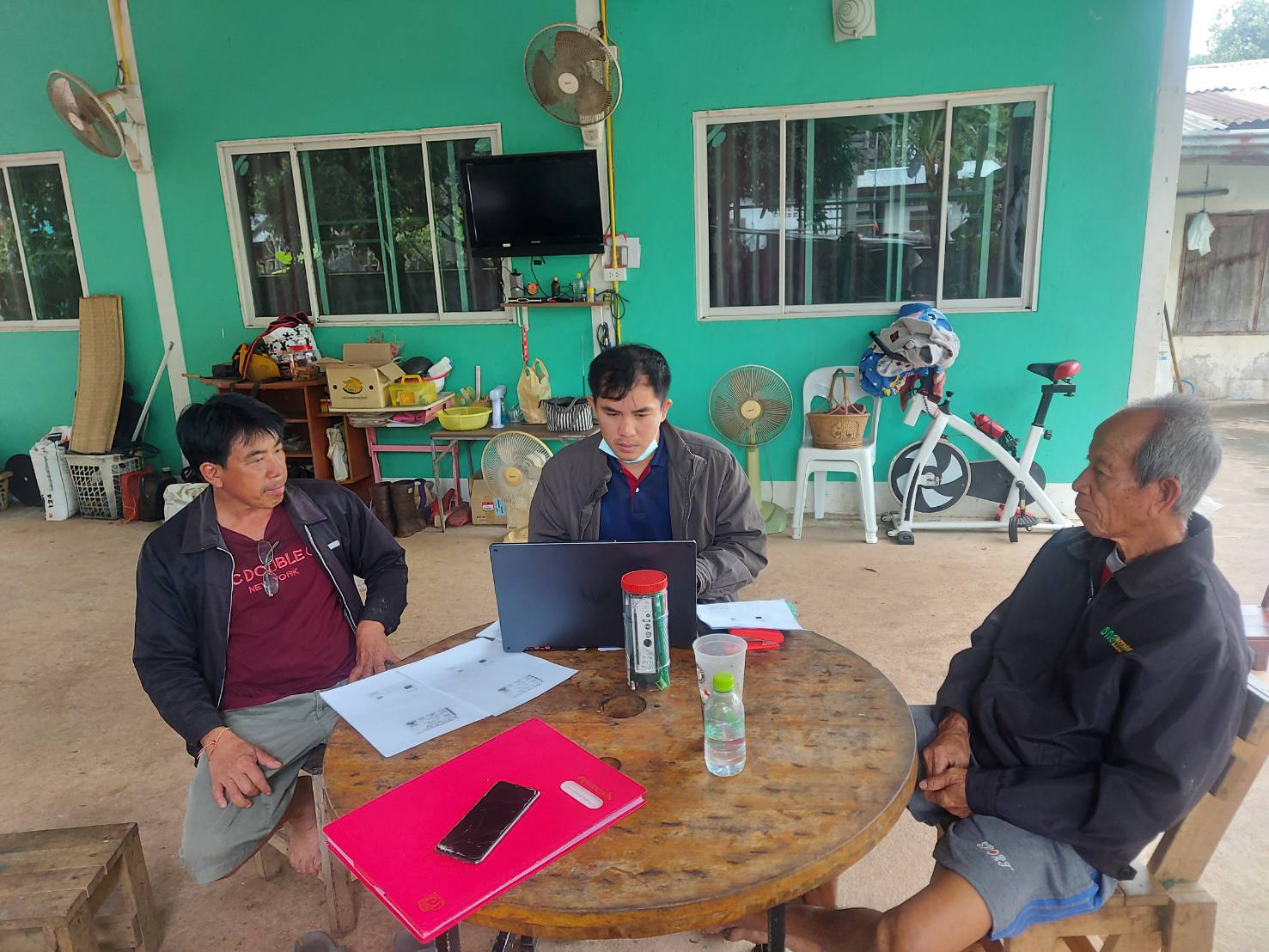 ประมงอำเภอศรีสงคราม ออกบริการรับคำขอรับอนุญาตให้ทำการเพาะเลี้ยงสัตว์น้ำในที่จับสัตว์น้ำซึ่งเป็นสาธารณะสมบัติของแผ่นดินและให้คำแนะนำเกี่ยวกับการเลี้ยงปลาในกระชัง..คลิก