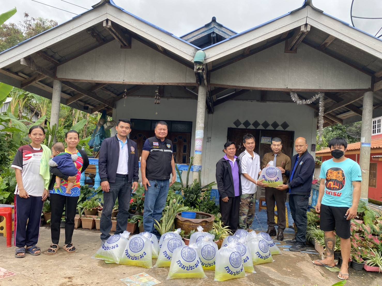 ประมงอำเภอศรีสงคราม ร่วมมอบพันธุ์ปลาสร้างอาชีพแก่เกษตรกร จำนวน 15,000 ตัว..คลิก