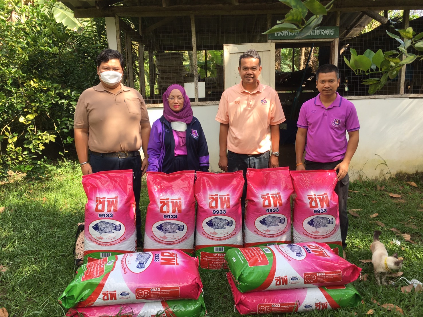 โครงการสนับสนุนด้านการประมงตามแนวพระราชดำริสมเด็จพระกนิษฐาธิราชเจ้ากรมสมเด็จพระเทพรัตนราชสุดาฯสยามบรมราชกุมารี กิจกรรมการเลี้ยงปลาในบ่อโรงเรียน..คลิก