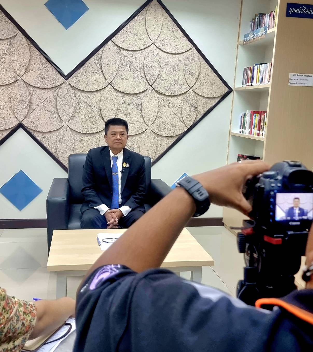 นายบัญชา สุขแก้ว รองอธิบดีกรมประมง บันทึกเทปให้สัมภาษณ์เรื่องโครงการสินเชื่อเพื่อเสริมสภาพคล่องแก่ผู้ประกอบการประมง ระยะที่ 2