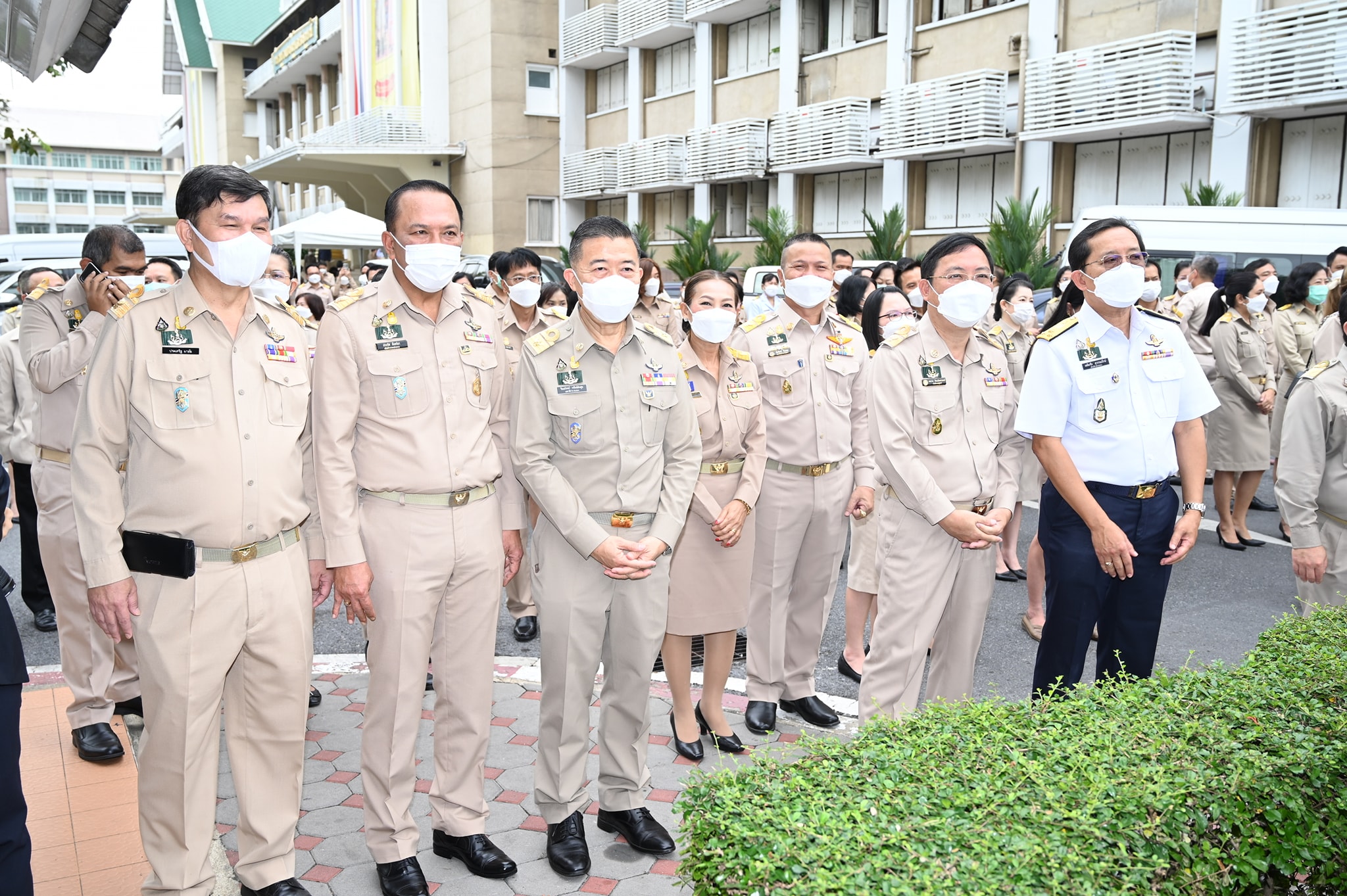 นายเฉลิมชัย สุวรรณรักษ์ อธิบดีกรมประมง มอบช่อดอกไม้เพื่อแสดงความยินดีกับ นายประยูร อินสกุล ปลัดกระทรวงเกษตรและสหกรณ์ ในโอกาสที่เข้ารับตำแหน่งปลัดกระทรวงเกษตรและสหกรณ์..คลิก
