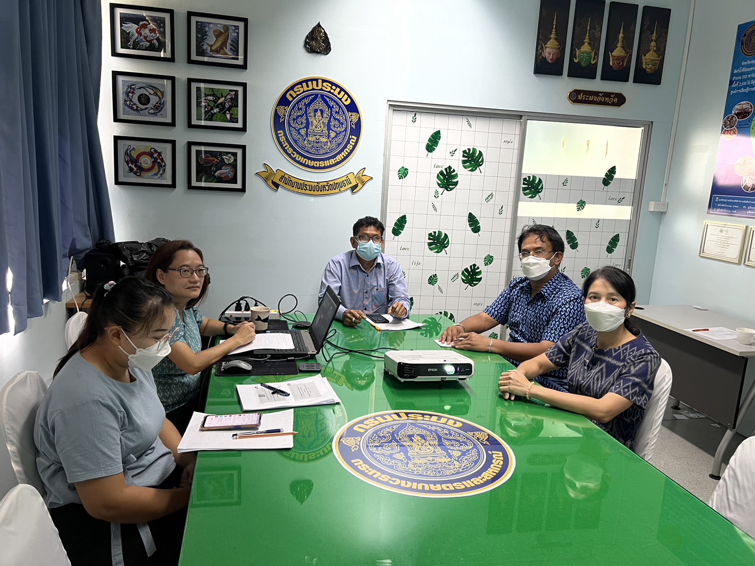 19 มกราคม 2566 นายศุภโชค  แทรกสุข หัวหน้ากลุ่มบริหารจัดการด้านการประมง รักษาราชการแทน ประมงจังหวัดปทุมธานี เป็นประธานในการประชุมคณะทำงานแก้ไขปัญหาการเลี้ยงกุ้งทะเลระดับพื้นที่ ครั้งที่ 1/2566 โดยมีคณะทำงานภาคเกษตรกร ผู้แทนสมาคม ผู้ผลิตอาหารสัตว์ไทยประจำพื้นที่ ผู้แทนศูนย์วิจัยและพัฒนาการเพาะเลี้ยงสัตว์น้ำชายฝั่งสมุทรสงคราม และประมงอำเภอ ร่วมกันนำเสนอปัญหาที่พบ ในการเลี้ยงกุ้งทะเล และจากการปฏิบัติงานในพื้นที่จังหวัดปทุมธานี ทั้งในด้านการเลี้ยง ปัจจัยการผลิต และปัญหาด้านโรคกุ้ง เพื่อคัดเลือกประเด็นปัญหา และเสนอแนวทางแก้ไข ในระดับคณะทำงาน เพื่อนำเสนอผลการประชุม ให้กรมประมงทราบ เพื่อให้การขับเคลื่อนโครงการฟื้นฟูผลผลิตกุ้งทะเลของจังหวัดปทุมธานี เป็นไปตามนโยบายของรัฐมนตรีว่าการกระทรวงเกษตรและสหกรณ์  ผ่านระบบการประชุมออนไลน์ (Zoom Meeting)  ณ ห้องประชุมสำนักงานประมงจังหวัดปทุมธานี..คลิก