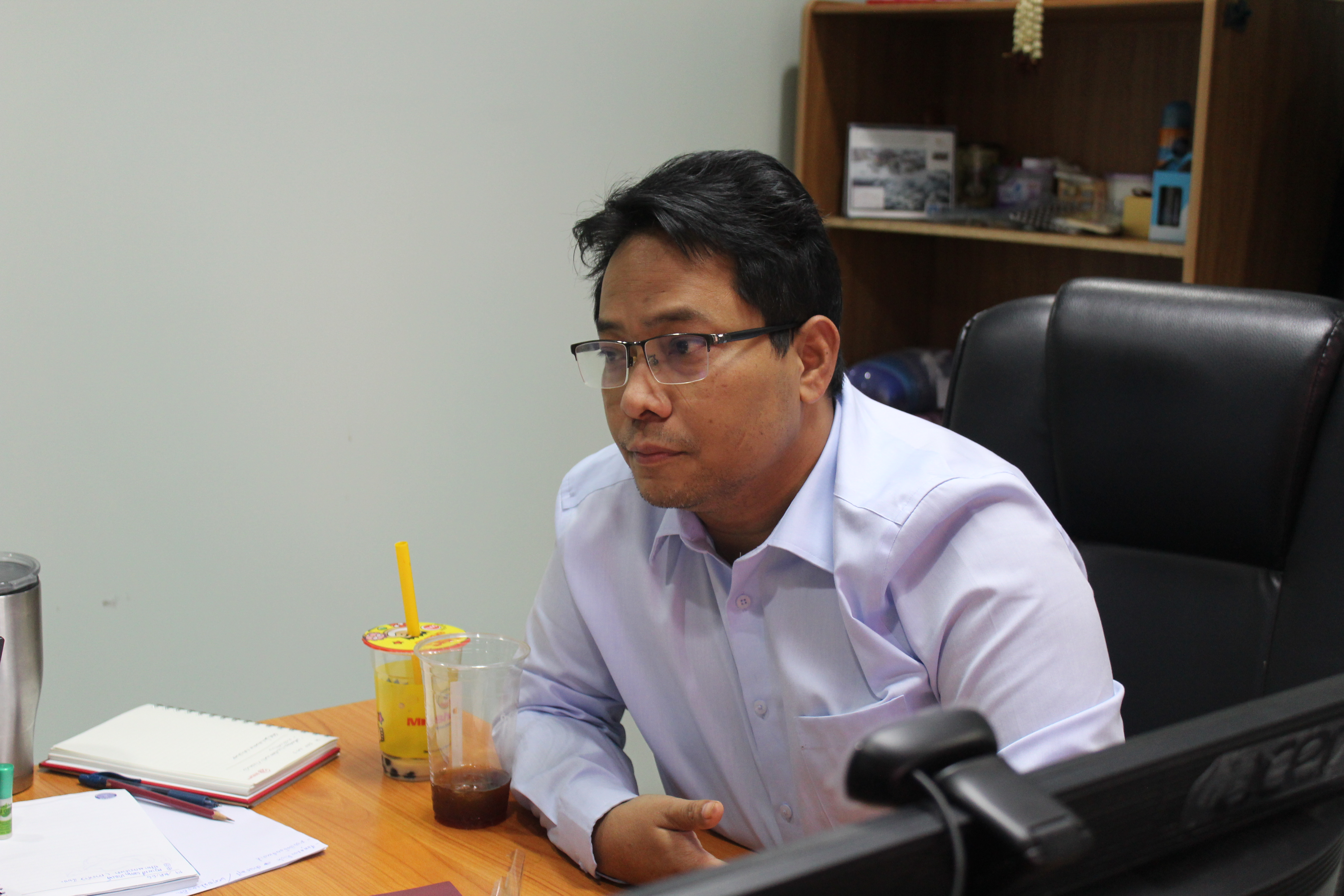 นายปัถฐพล ประพฤติ หัวหน้ากลุ่มวิเคราะห์และพัฒนาระบบการตรวจสอบเรือประมง สินค้าสัตว์น้ำ และปัจจัยการผลิต ประชุมแบ่งงานกับเจ้าหน้าที่ในสังกัด..คลิก