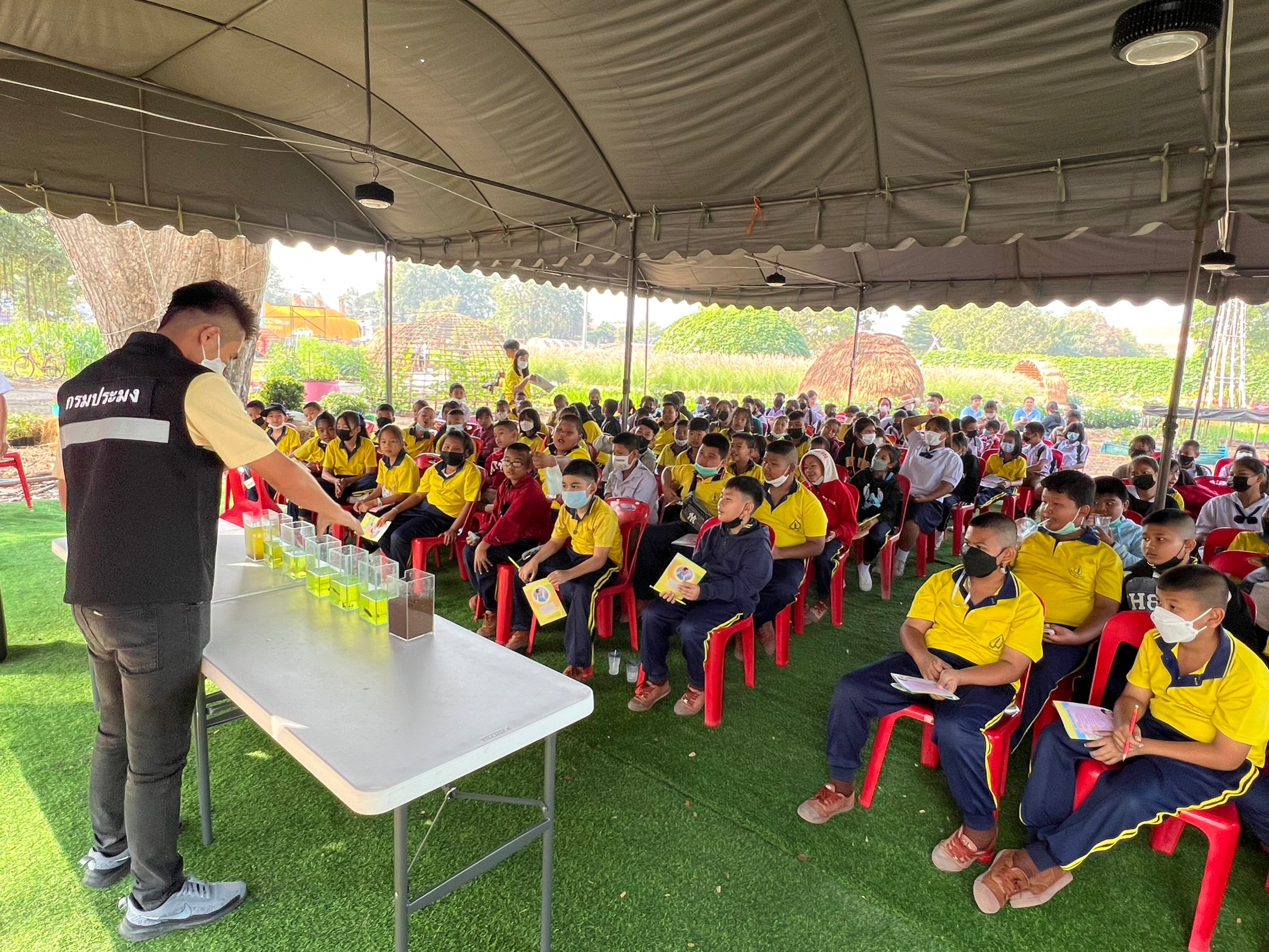 บรรยายให้ความรู้กับนักเรียน ในหัวข้อการเพาะเลี้ยงปลาสวยงาม และมอบพันธุ์ปลาสวยงามให้แก่นักเรียน ณ จุดถ่ายทอดความรู้ทางด้านการเกษตร(ศูนย์เทคโนโลยีเกษตรและนวัตกรรมจังหวัดอ่างทอง) ภายในงาน..คลิก