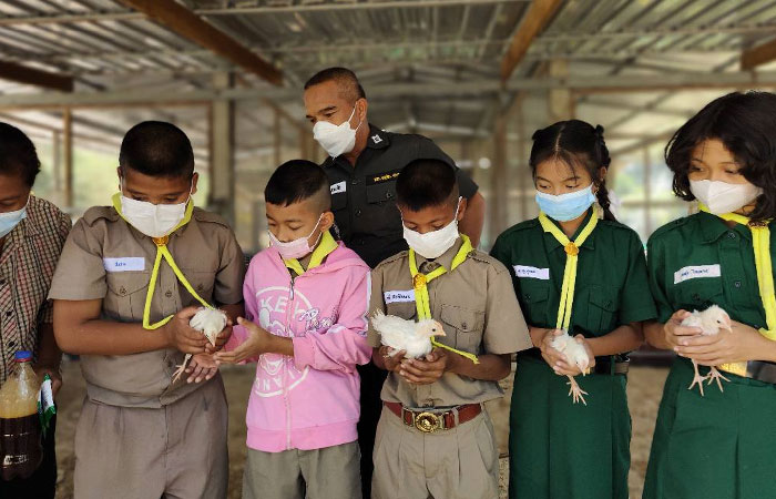 ศูนย์ศึกษาการพัฒนาอ่าวคุ้งกระเบนฯ มอบปัจจัยการผลิตให้แก่โรงเรียนรอบศูนย์ฯ..คลิก