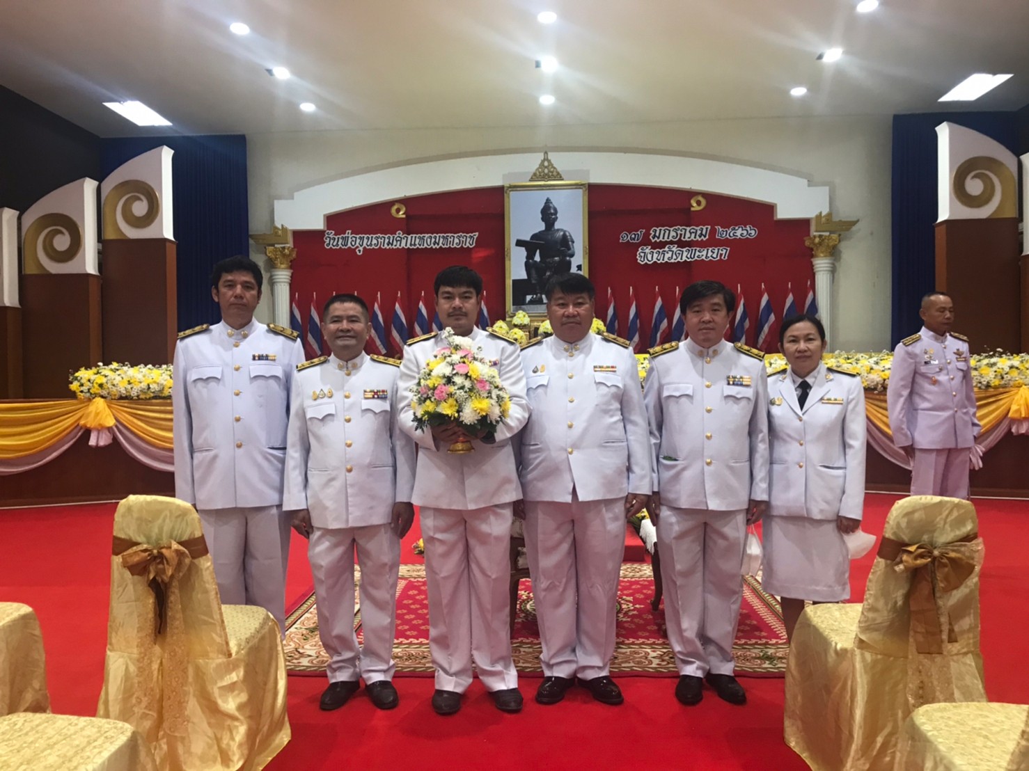 เข้าร่วมประกอบพิธีถวายพานพุ่มดอกไม้สด จุดธูปเทียนเครื่องทองน้อย และกล่าวคำถวายราชสดุดี เบื้องหน้าพระบรมสาทิสลักษณ์พ่อขุนรามคำแหงมหาราช